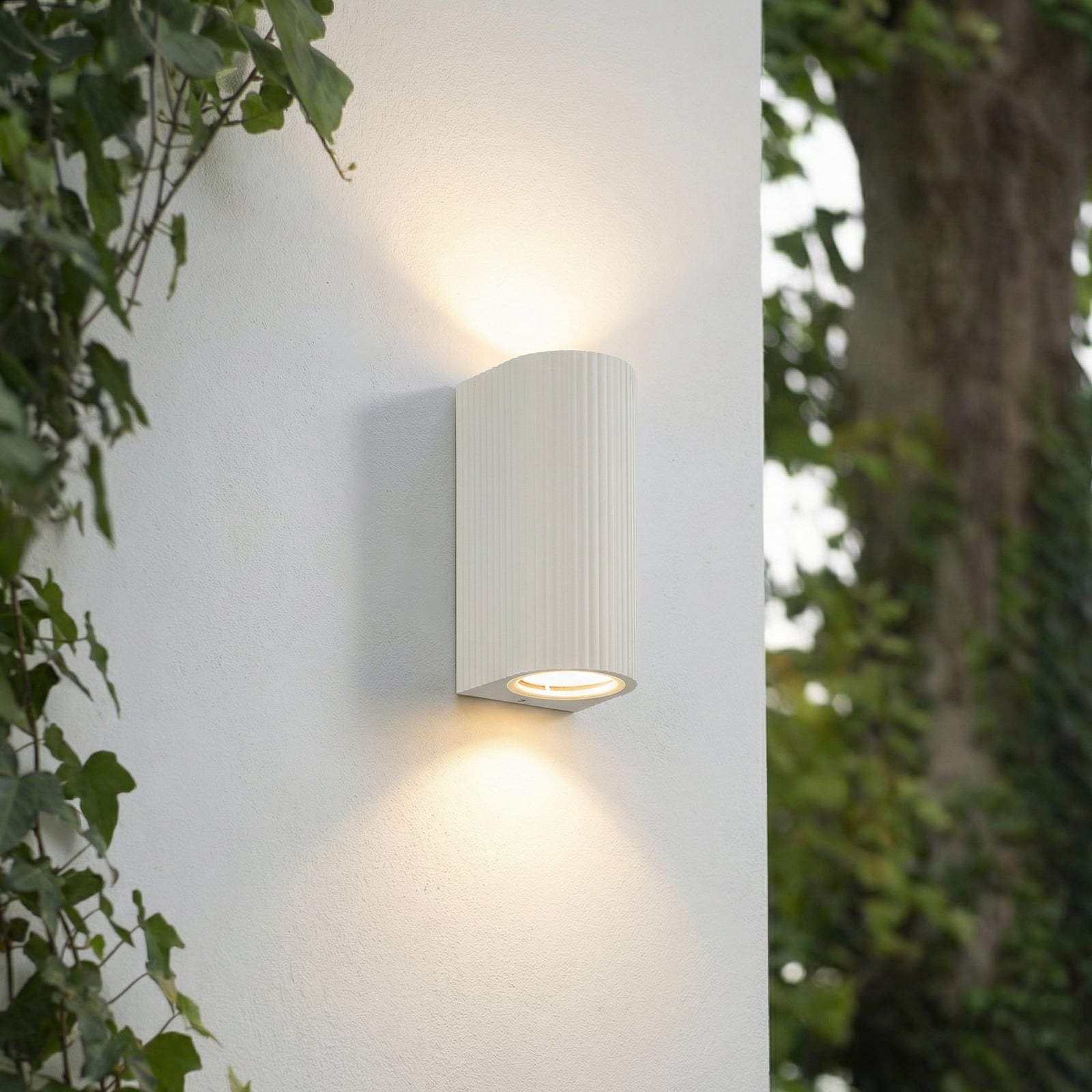 Lindby udendørs væglampe Aluvo, hvid, 16 cm, IP65, riflet Lindby udendørs væglampe Aluvo, hvid, 16 cm, IP65, riflet
