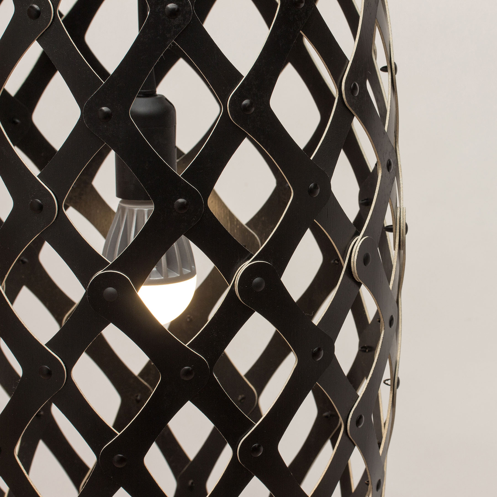 david trubridge Hinaki závesná lampa 50 cm čierna