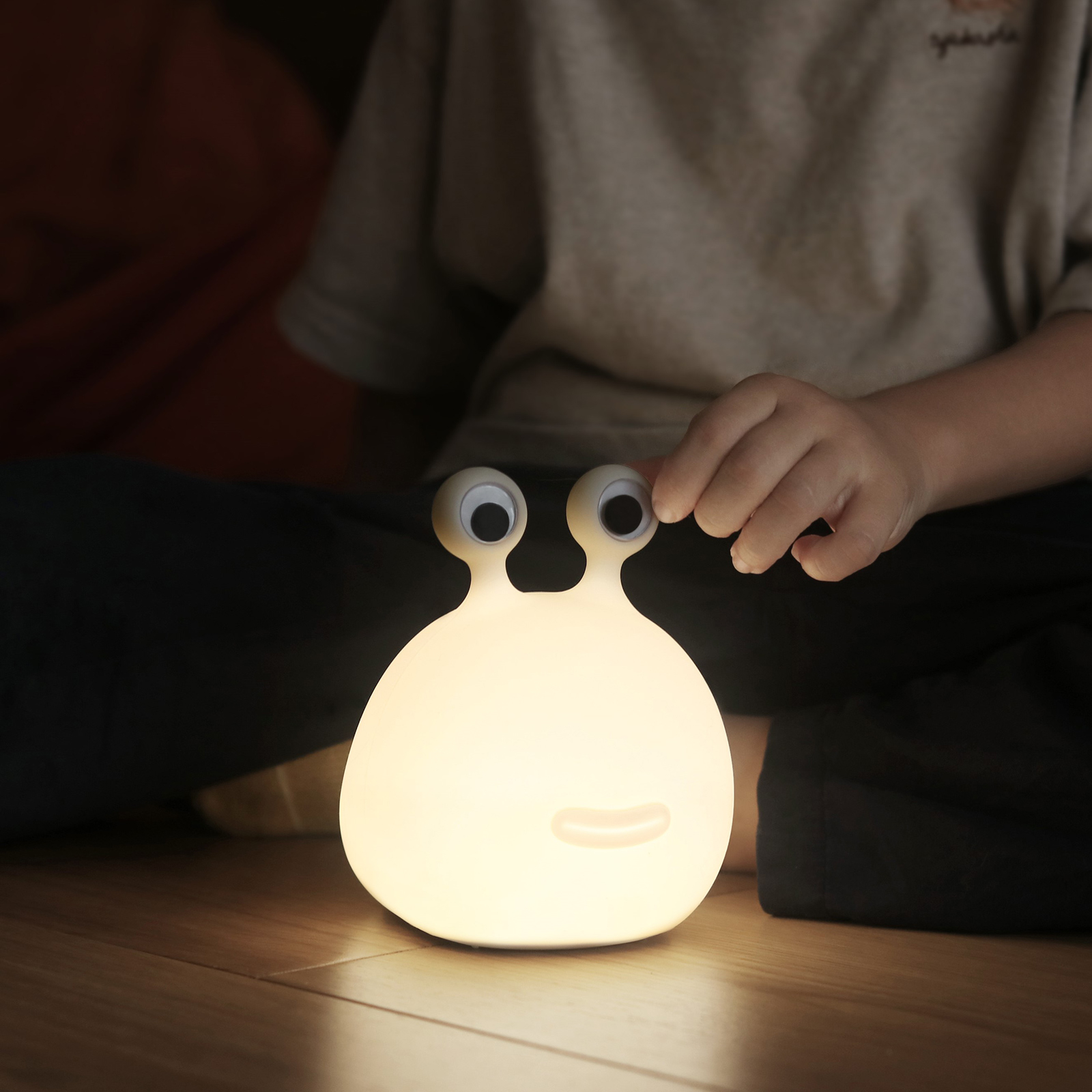 LED éjszakai fény Momo Moon akkuval és USB-vel