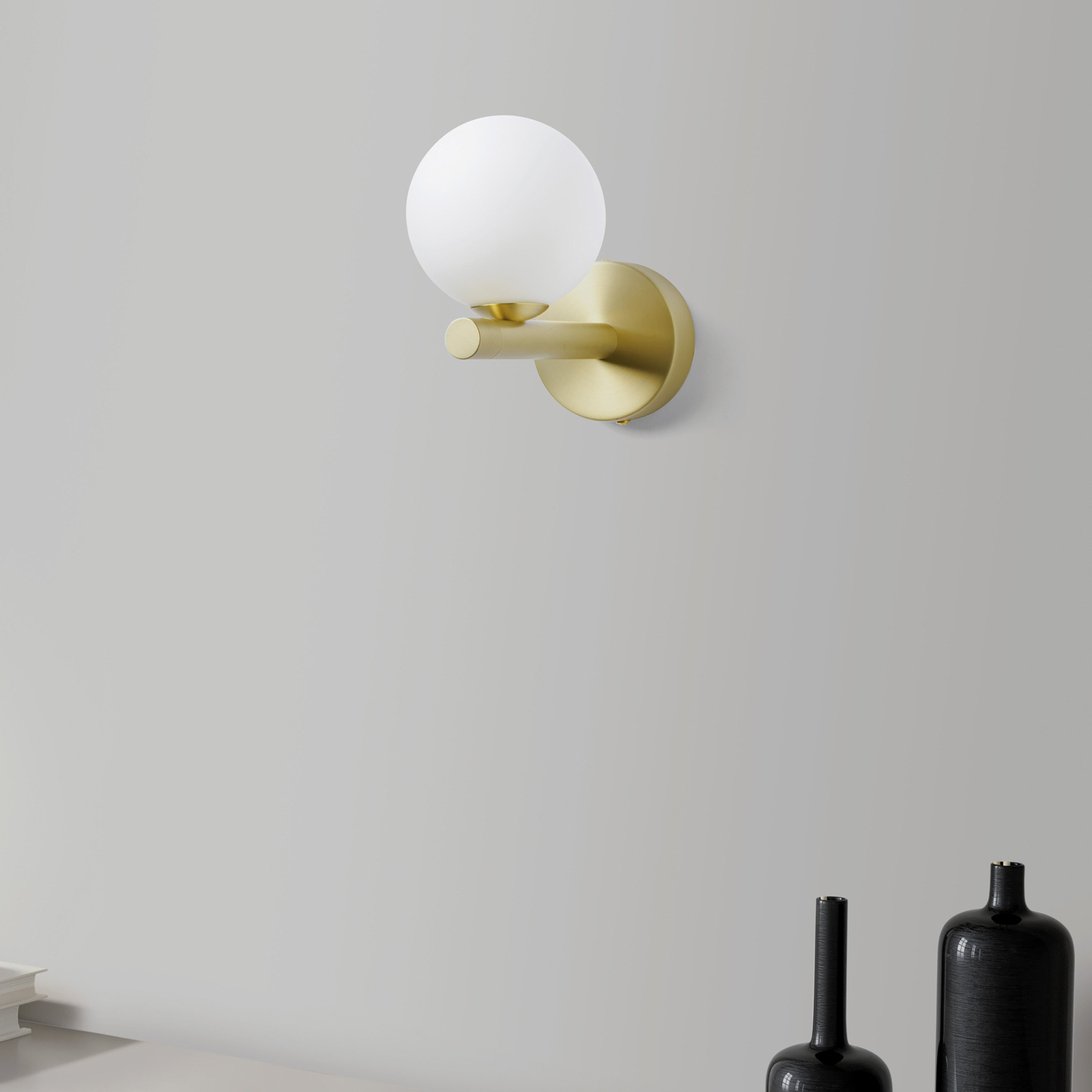 Pomi wall light, 1-bulb, gold/white, glass, globe