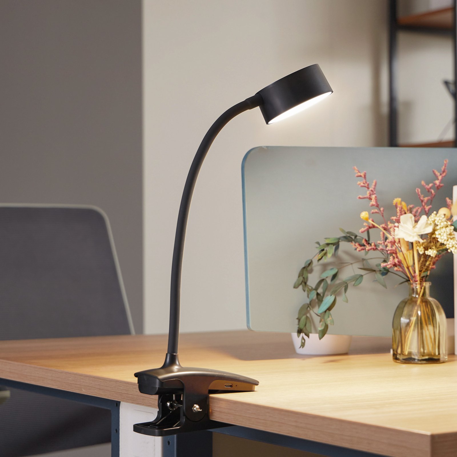 Maori LED Portable Taffellamp w/Klem Zwart - Lindby