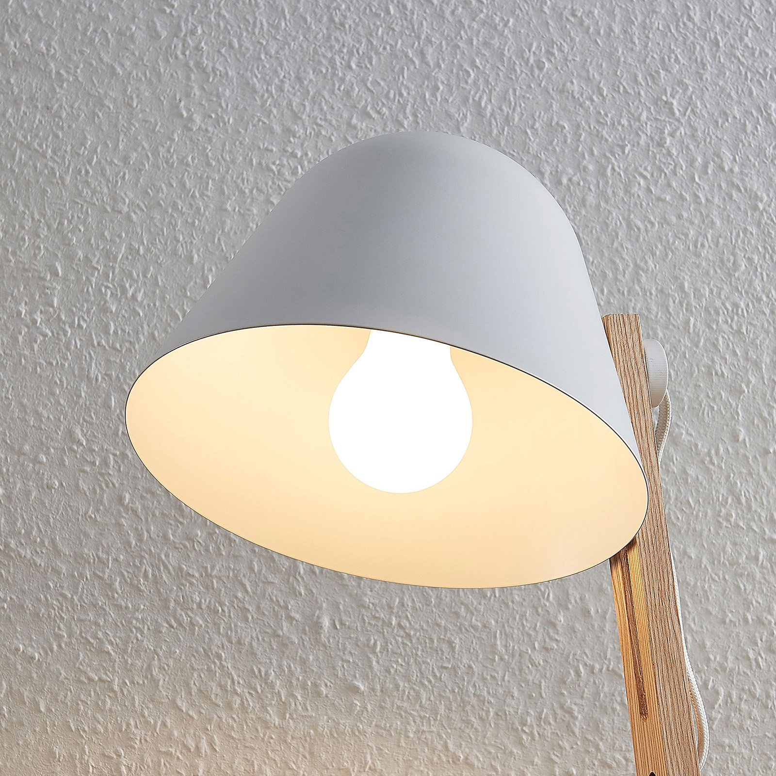 Lindby Tetja Tischlampe mit Holzstange, weiß