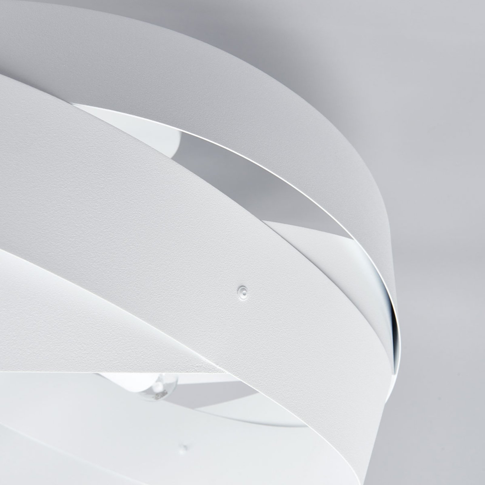 Tornado – biała lampa sufitowa o pięknym kształcie