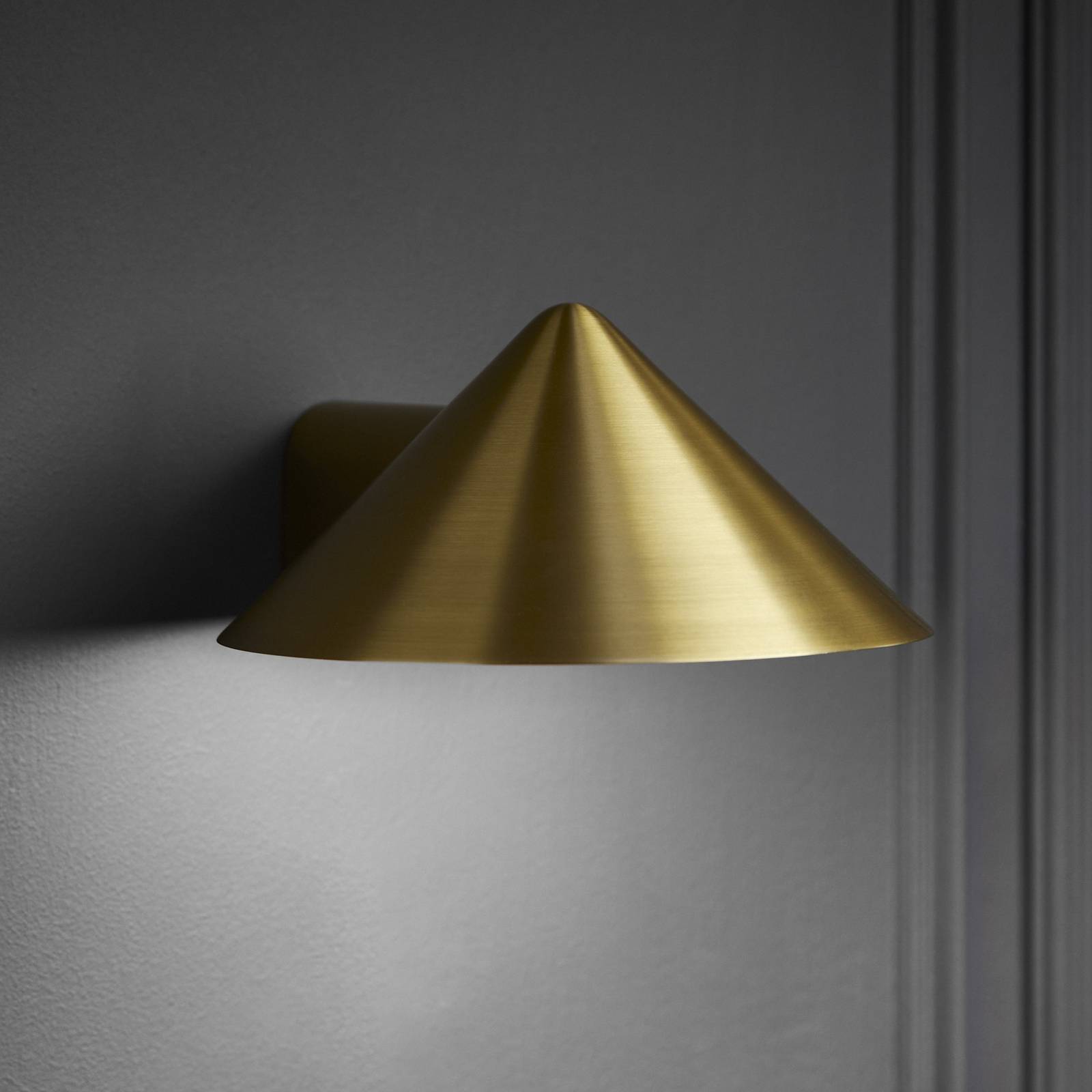 Photos - Chandelier / Lamp FRANDSEN LED wall lamp Grasp, brass-coloured, width 15 cm 