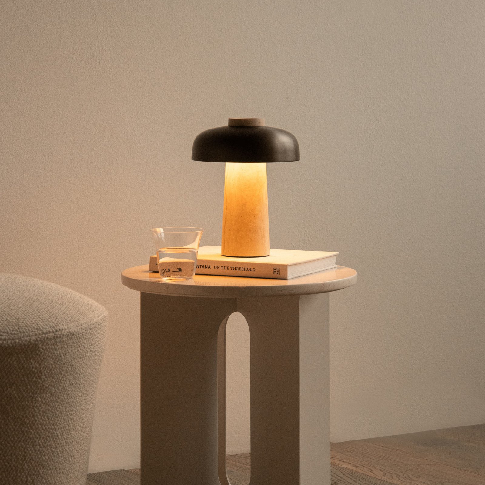Reverse Přenosné Stolní Lampa Pískový Travertine/Bronzed Hliník - Audo Copenhage