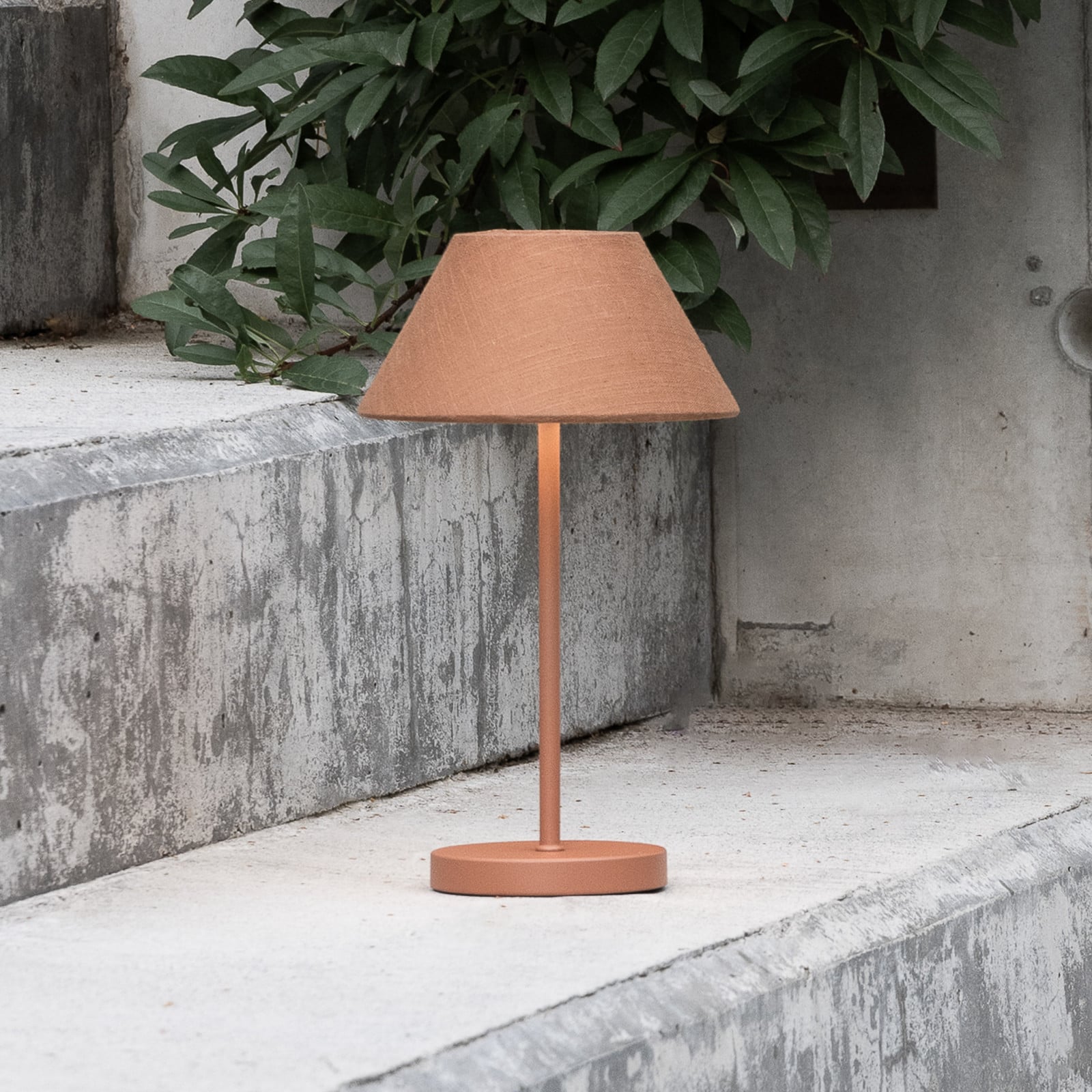 Teya LED-batteridrevet bordlampe, terrakotta, 26 cm, IP44 – Watt &amp; Veke Watt & Veke - Stue - Design - Metal - Med én lyskilde billede