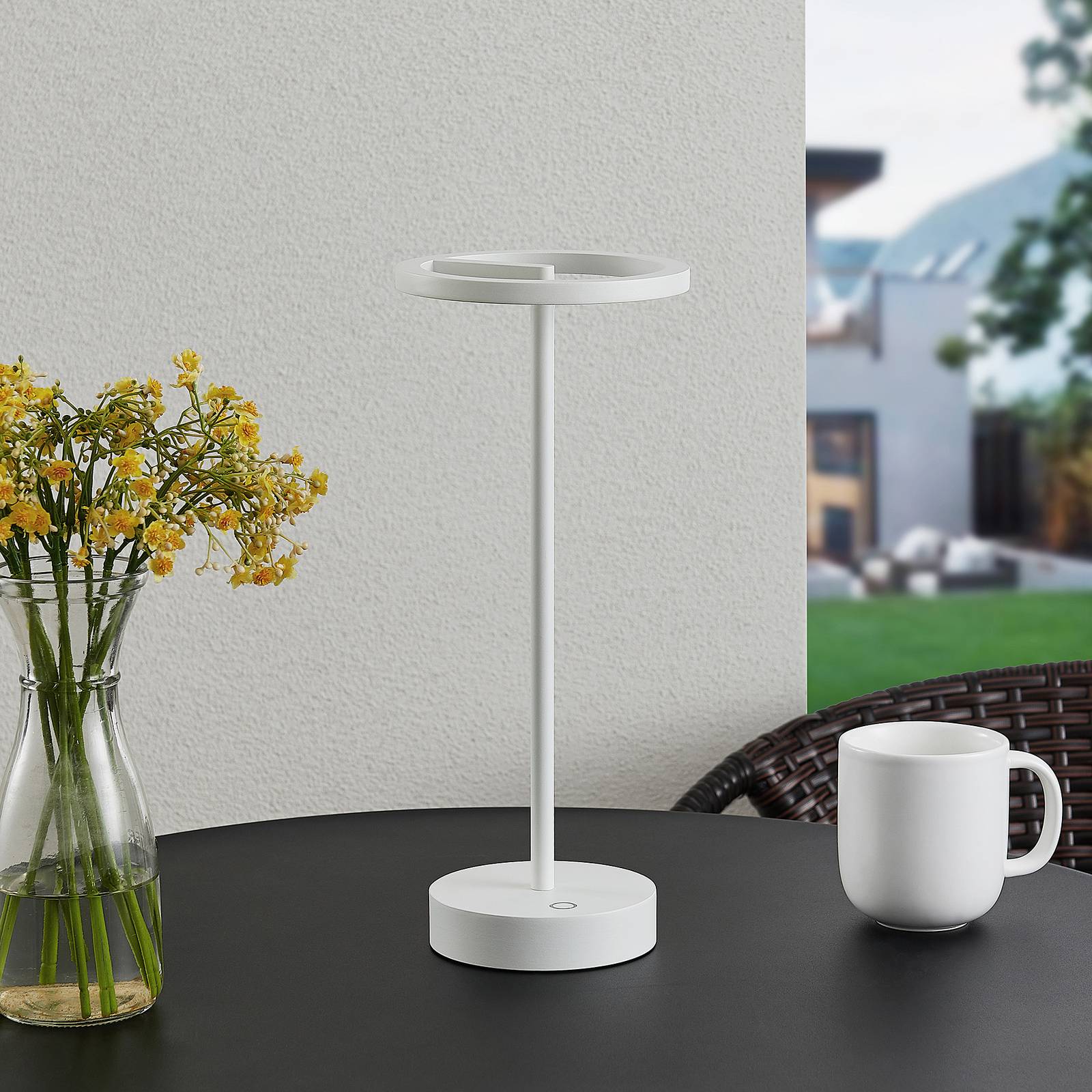 Lucande Lampe de table LED à accu Halona, blanc, aluminium, USB, IP54