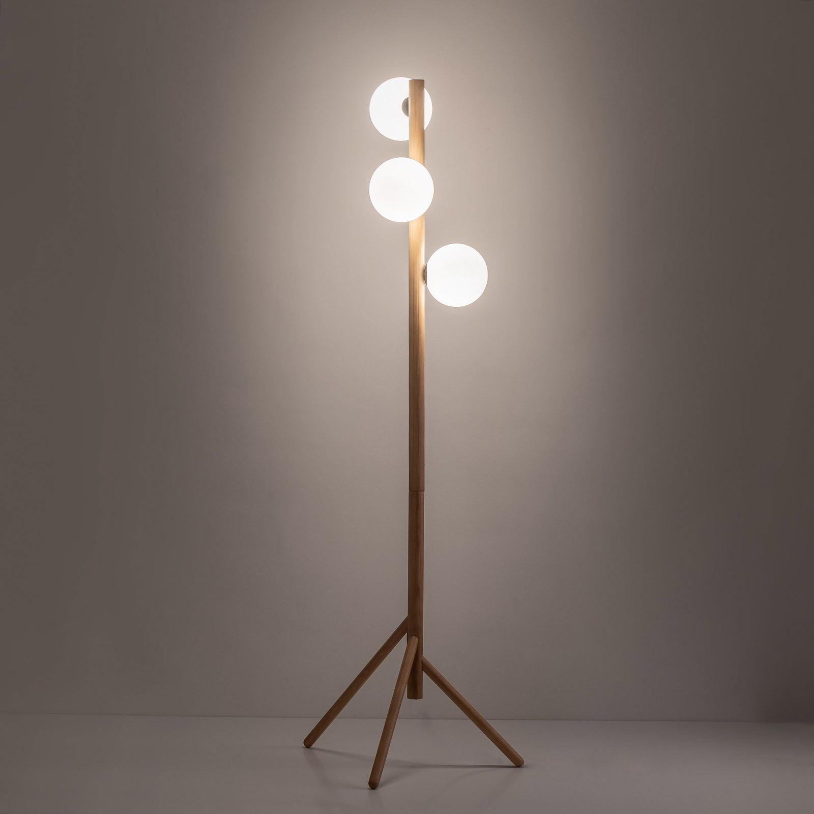 Estera vloerlamp, opaalglas, houten frame, 3-lamps