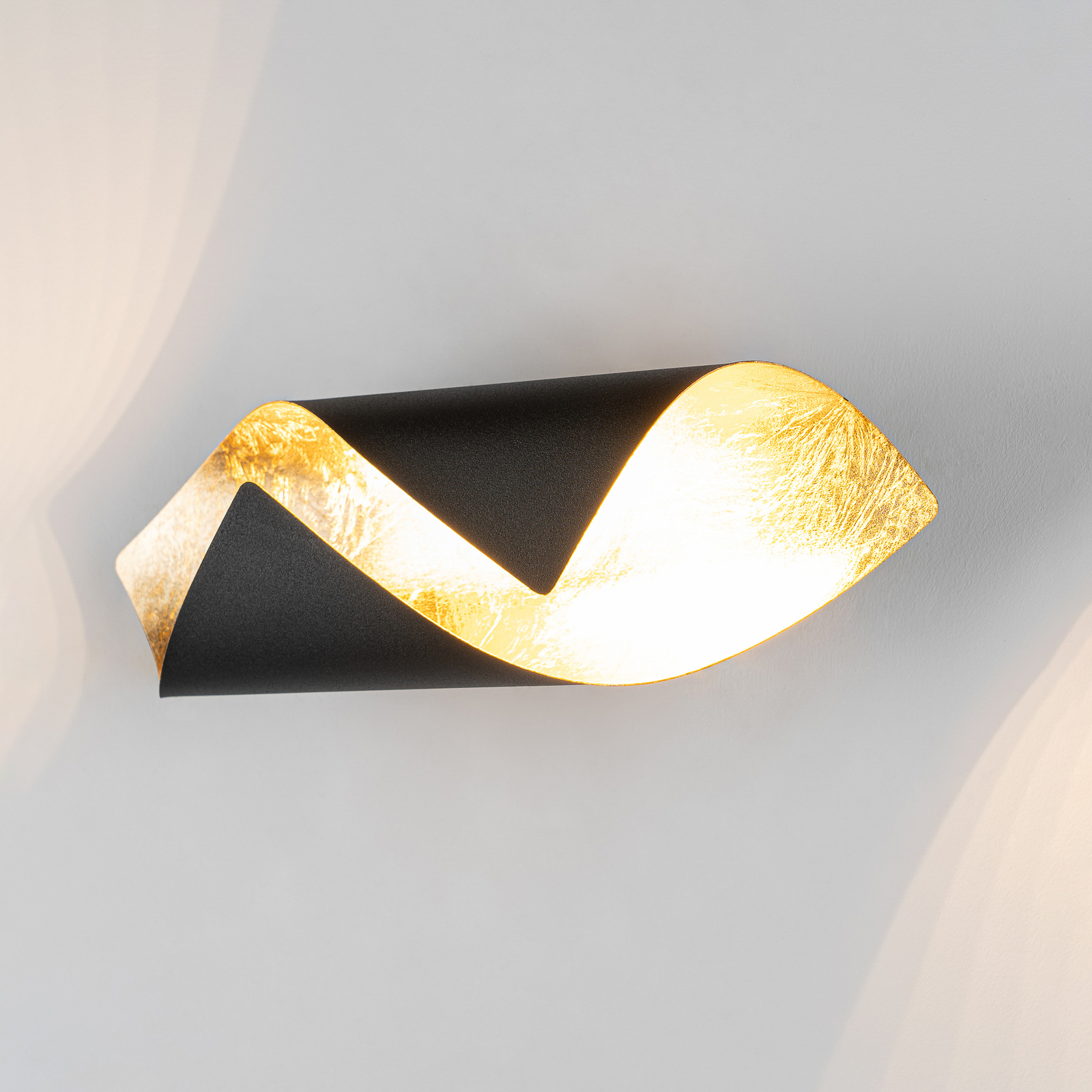 Lindby Wrenjo LED sienas lampa, melna, 31 cm