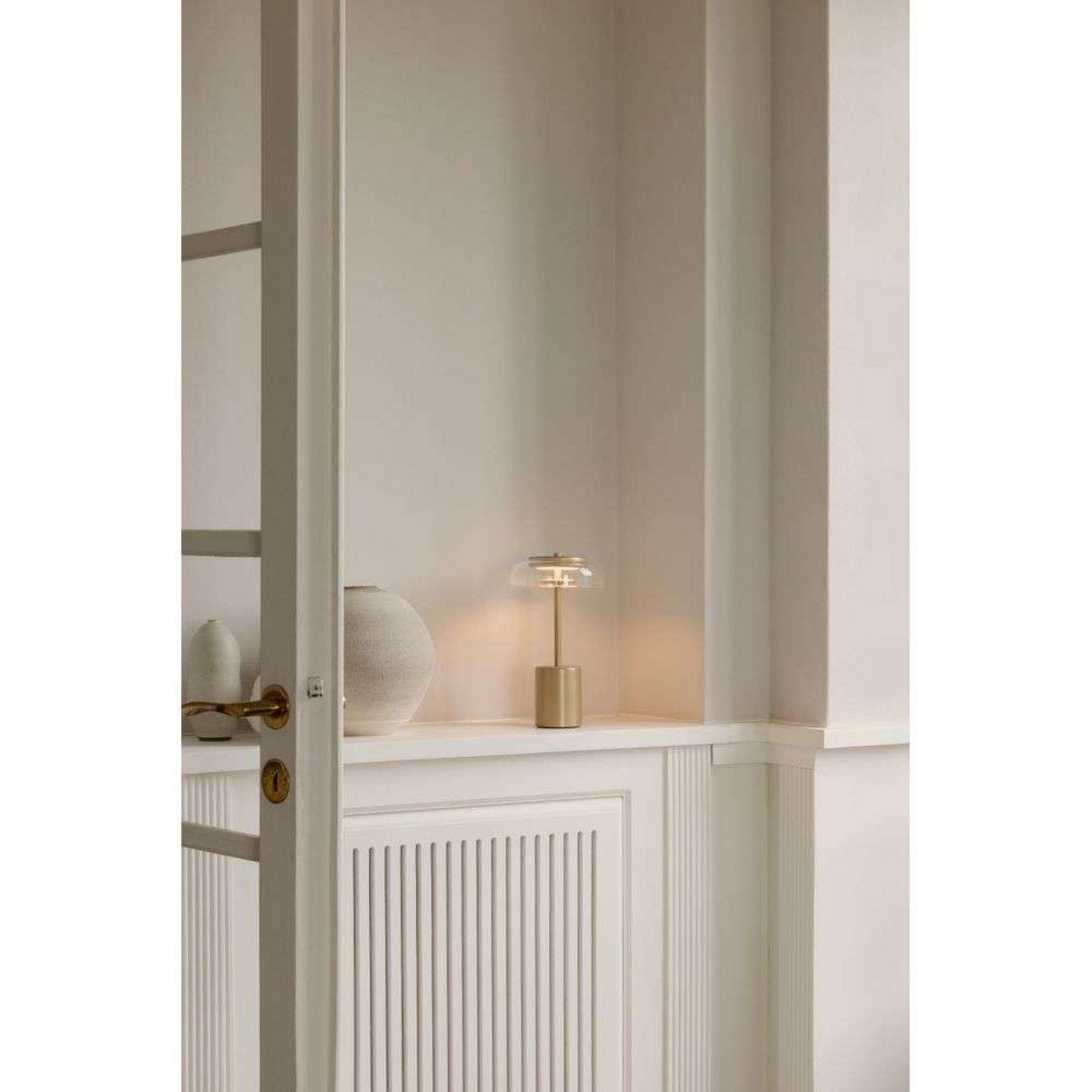 Nuura LED акумулаторна настолна лампа Blossi, височина 26 cm, златист