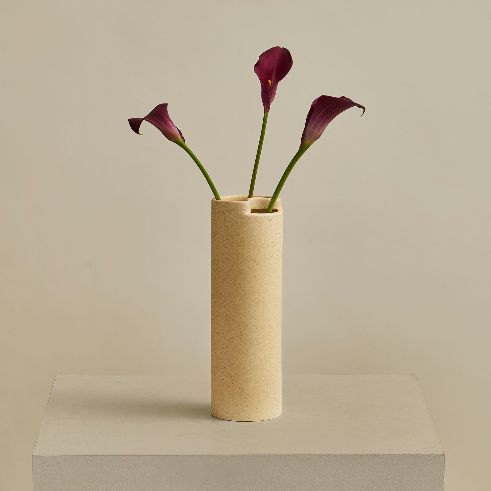 Flowr-vase, sandbeige matt, keramikk, høyde 26 cm – Woud Flowr-vase, sandbeige matt, keramikk, høyde 26 cm – Woud