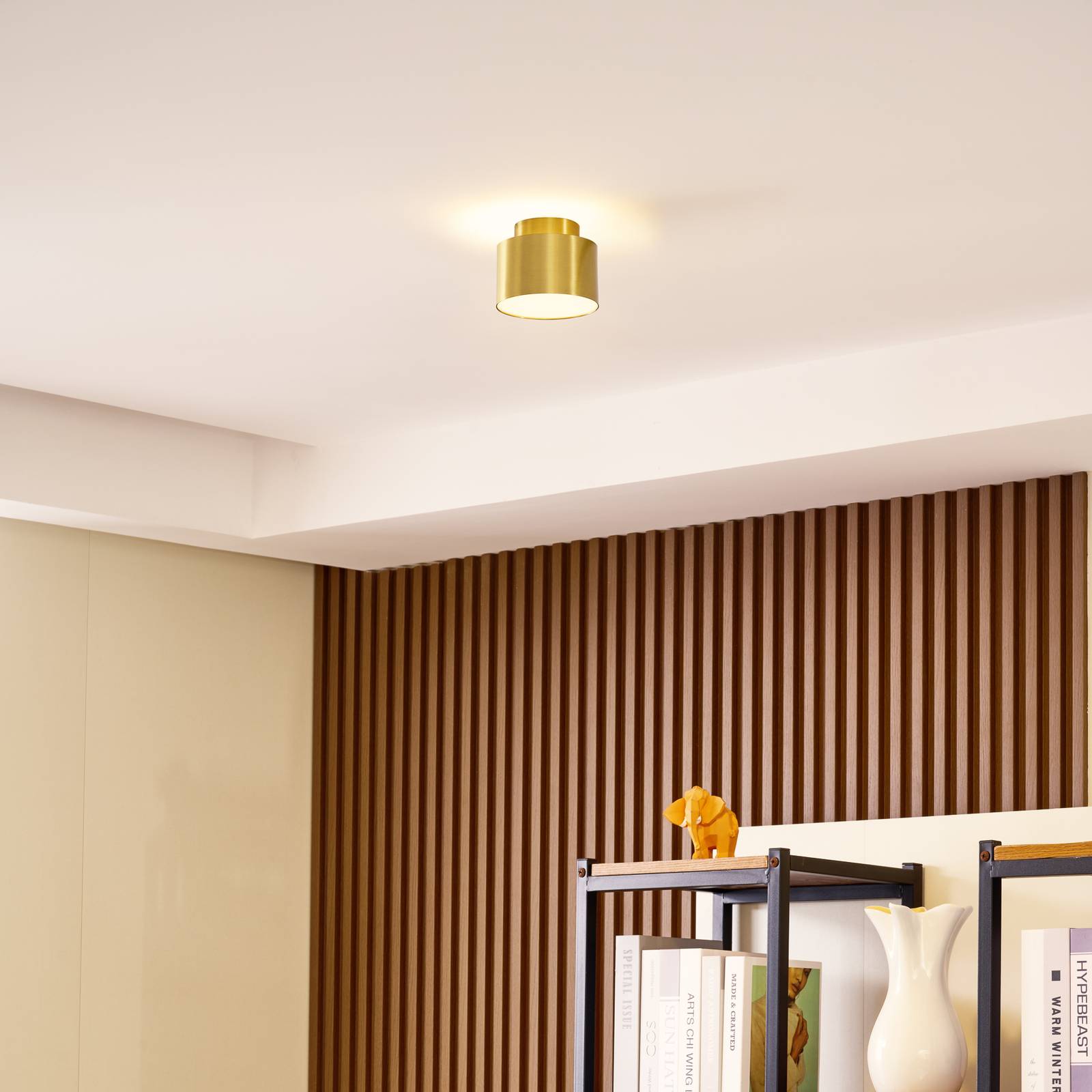 Lindby LED reflektor Nivoria, 11 x 8,8 cm, zlatá farba, hliník