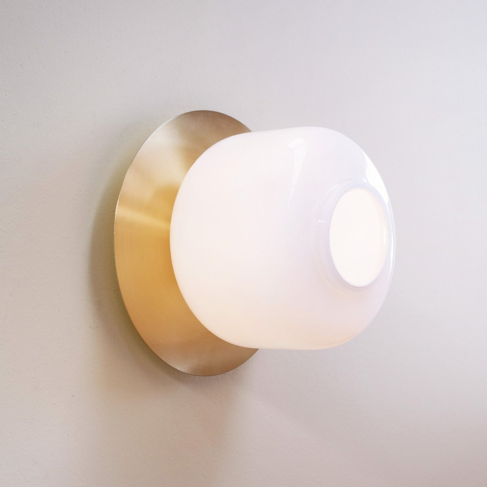 Dyberg Larsen Arp ceiling lamp, brass-coloured, Ø 25 cm