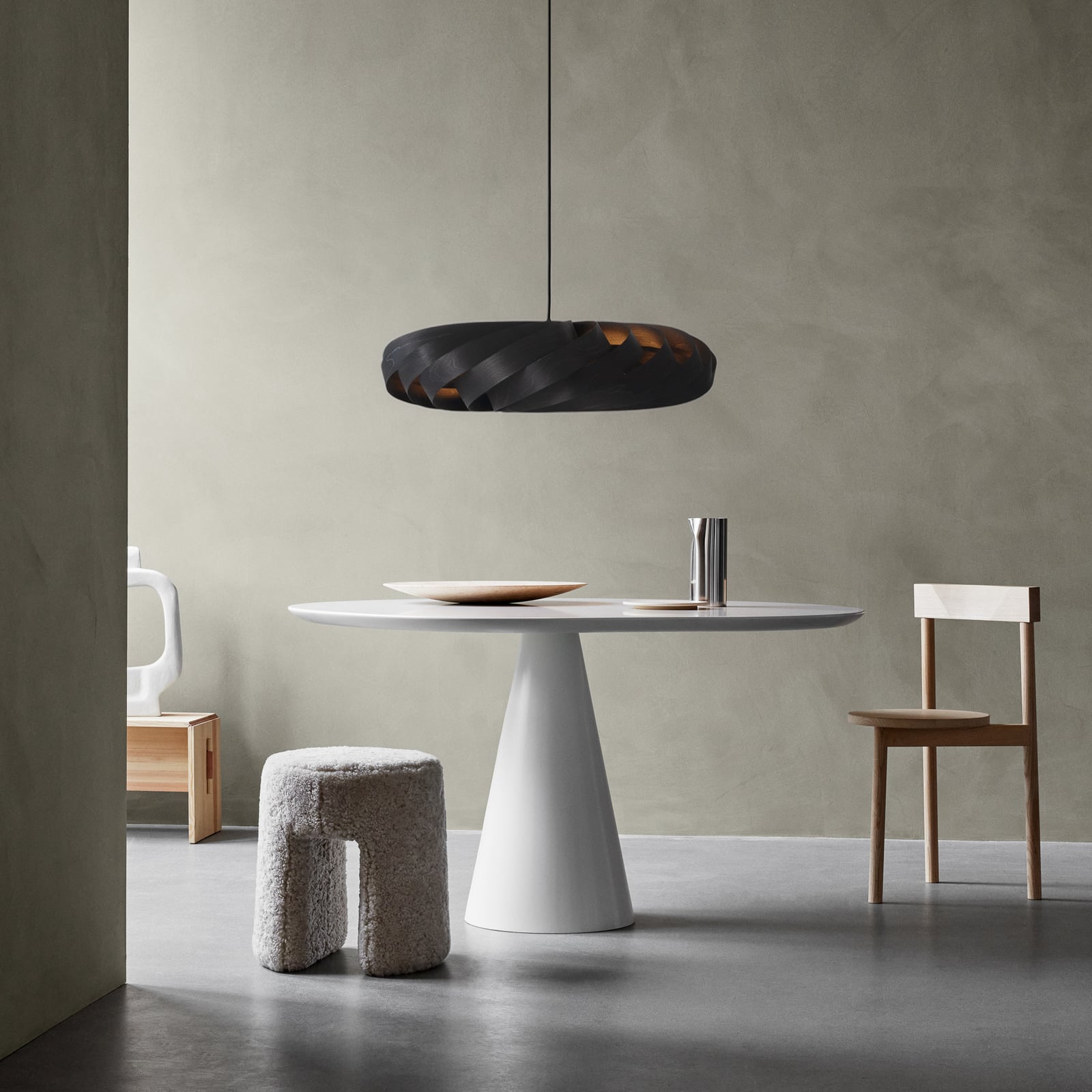 Lampada a sospensione Tom Rossau TR5, Ø 80 cm, nera, legno di betulla Lampada a sospensione Tom Rossau TR5, Ø 80 cm, nera, legno di betulla
