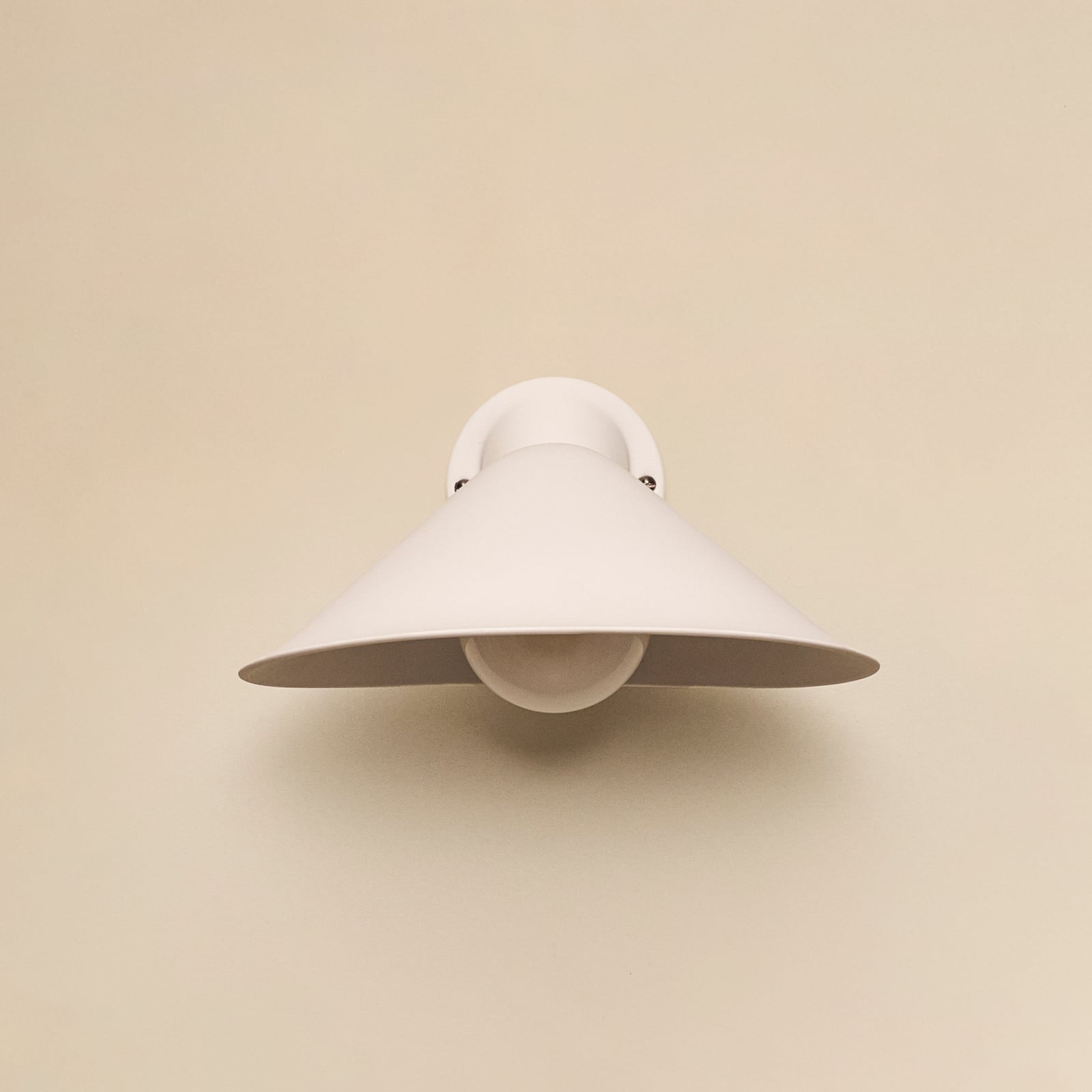 Applique per il bagno Plume, alluminio/porcellana, bianca, IP44 - DCW