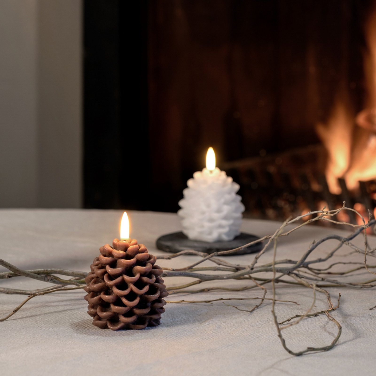 Candela LED PINE CONE, marrone, Ø 7 cm, cera - Uyuni Lighting