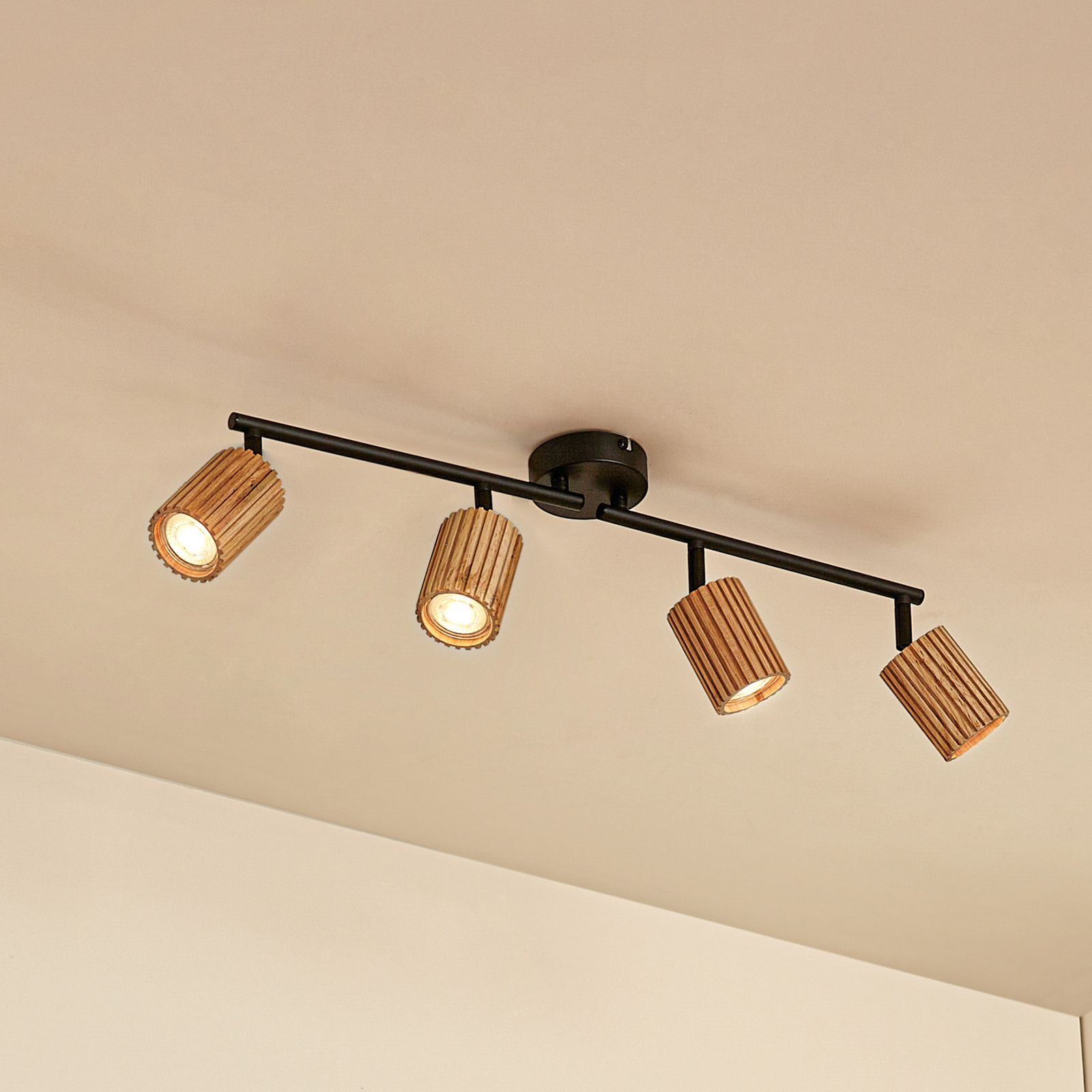 Lindby Deckenstrahler Stralino, 4-flammig, Länge 60 cm, Holz