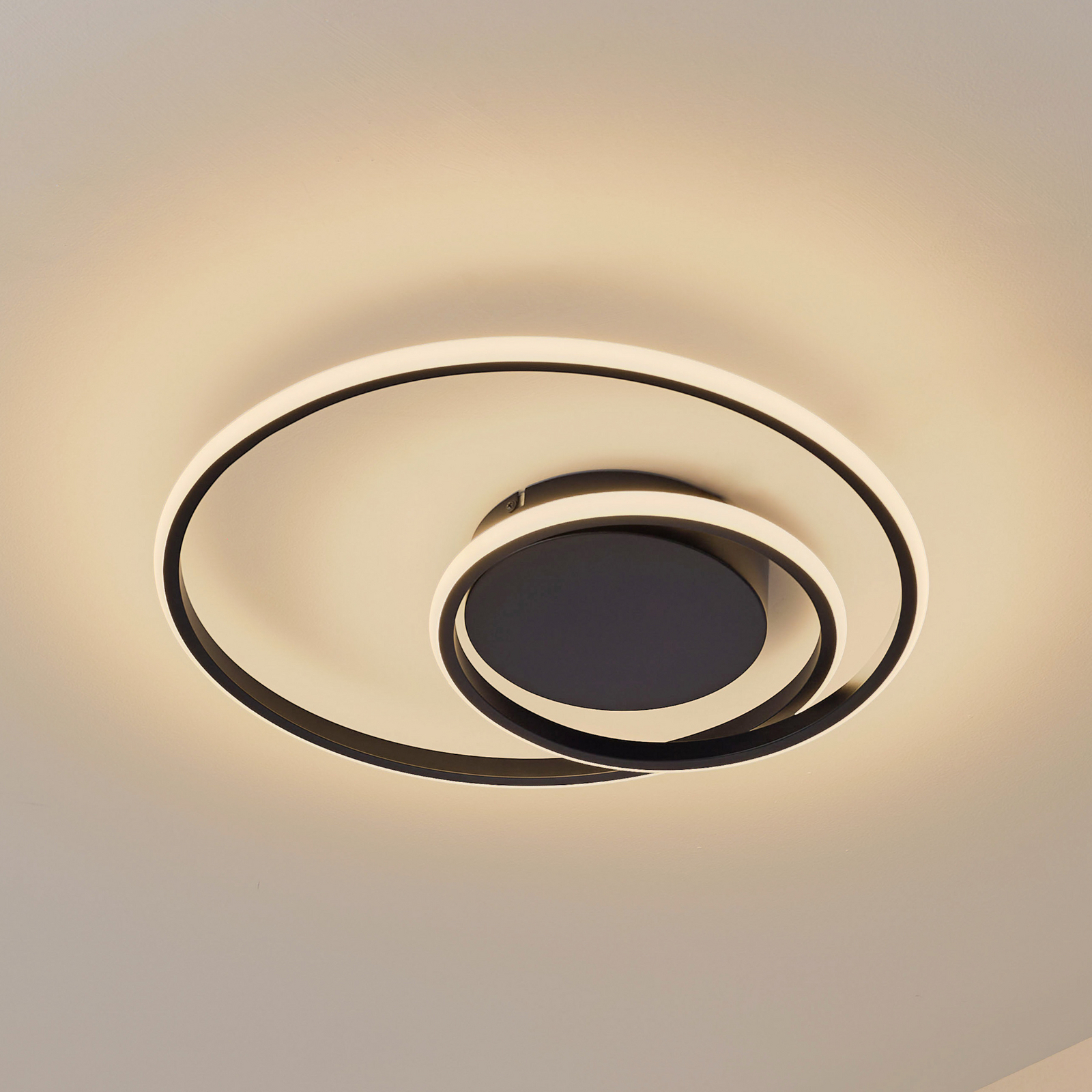 Lindby LED-Deckenleuchte Kyron, schwarz, Alu, dimmbar, Ø45cm