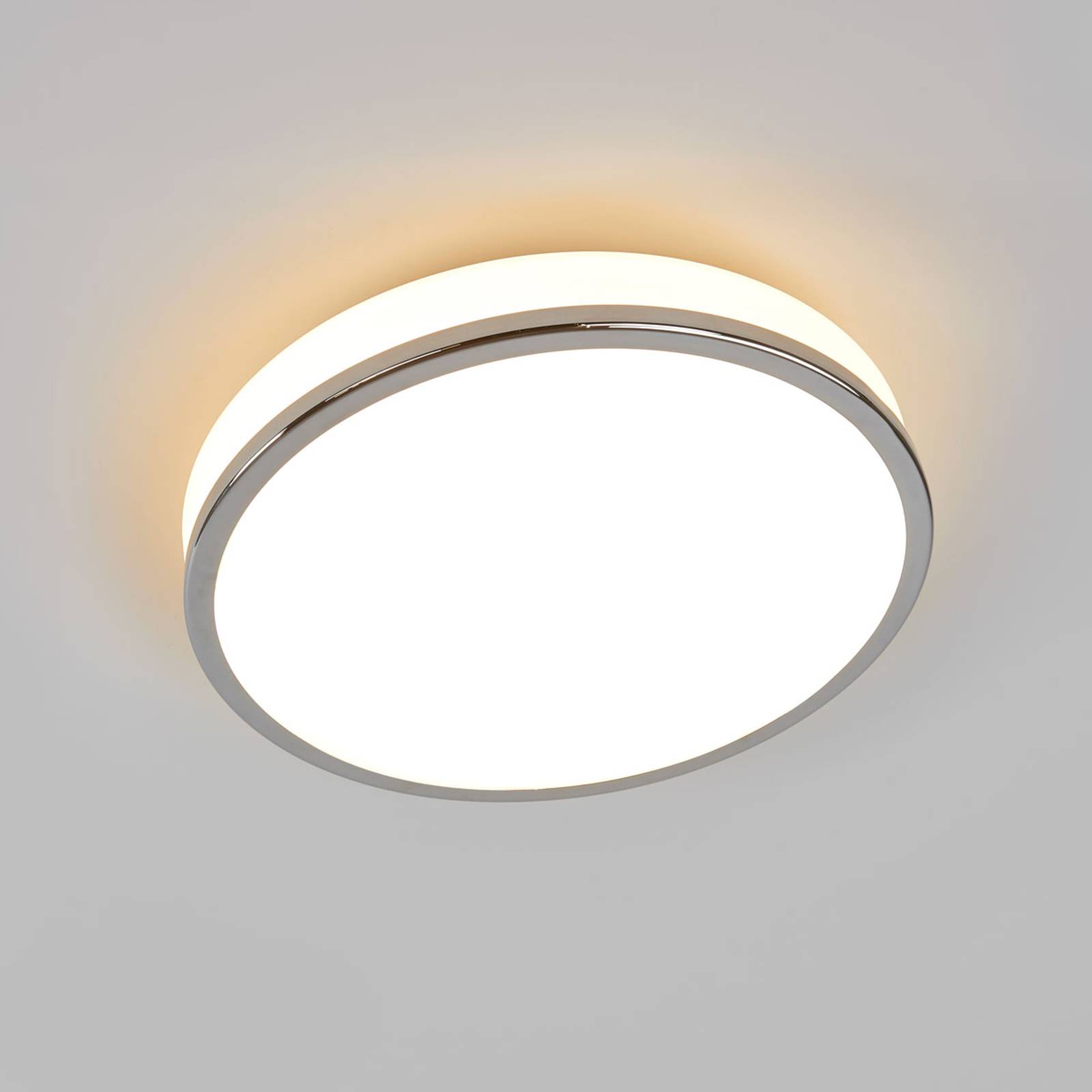 Lampa sufitowa LED Lyss, chromowany brzeg, IP44