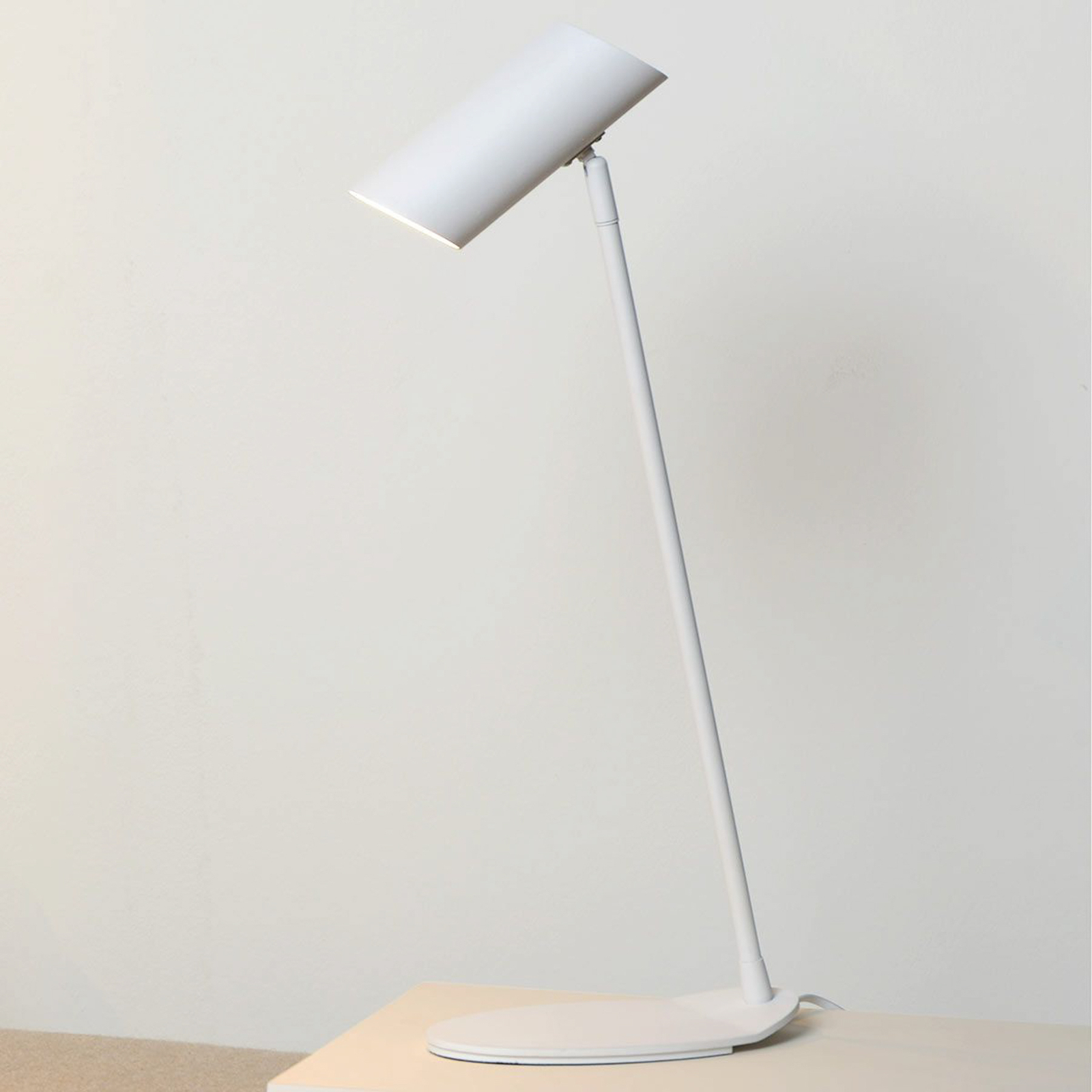 Biała metalowa lampa biurkowa Hester