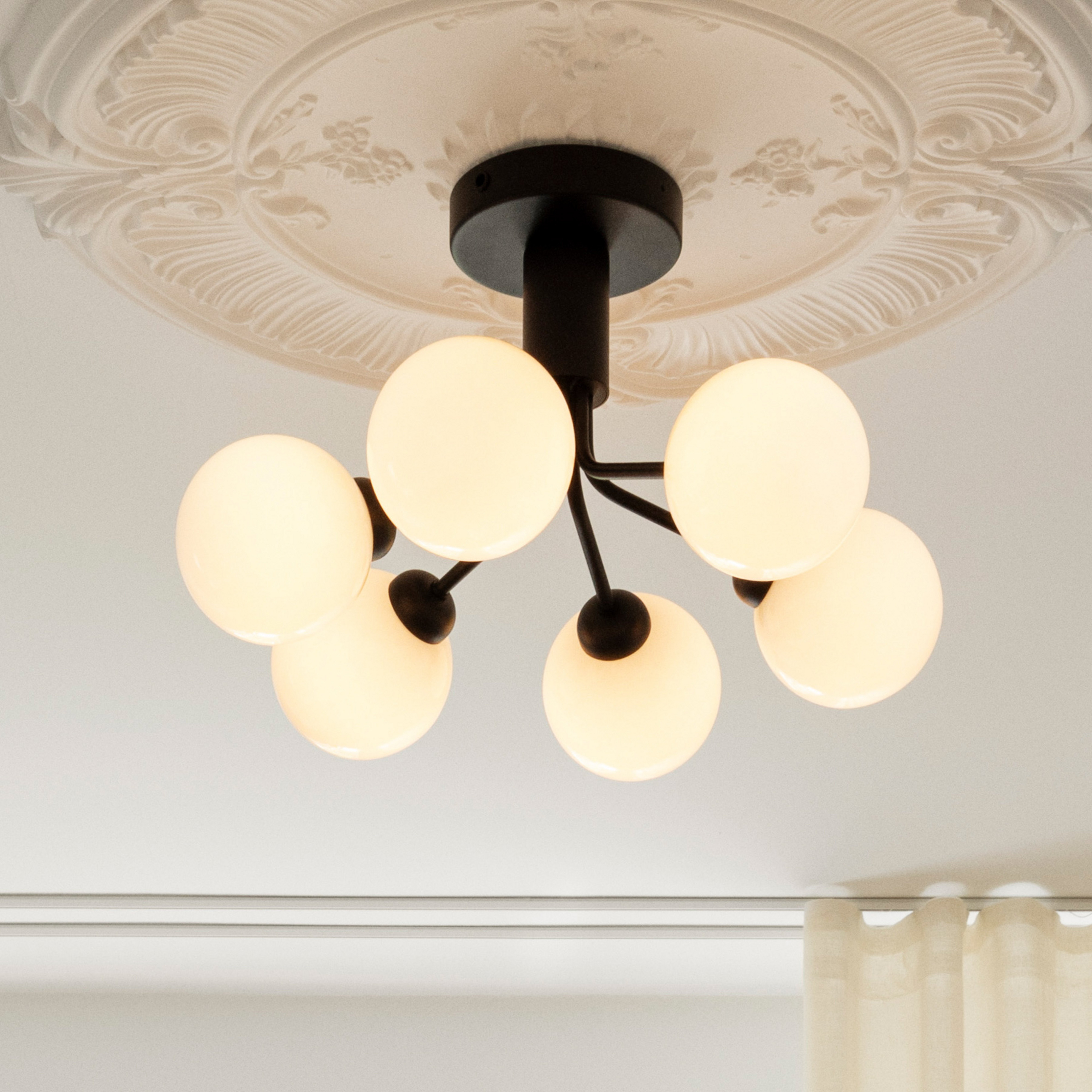 Apiales 6 plafondlamp, zwart/opaal, Ø 50 cm - Nuura