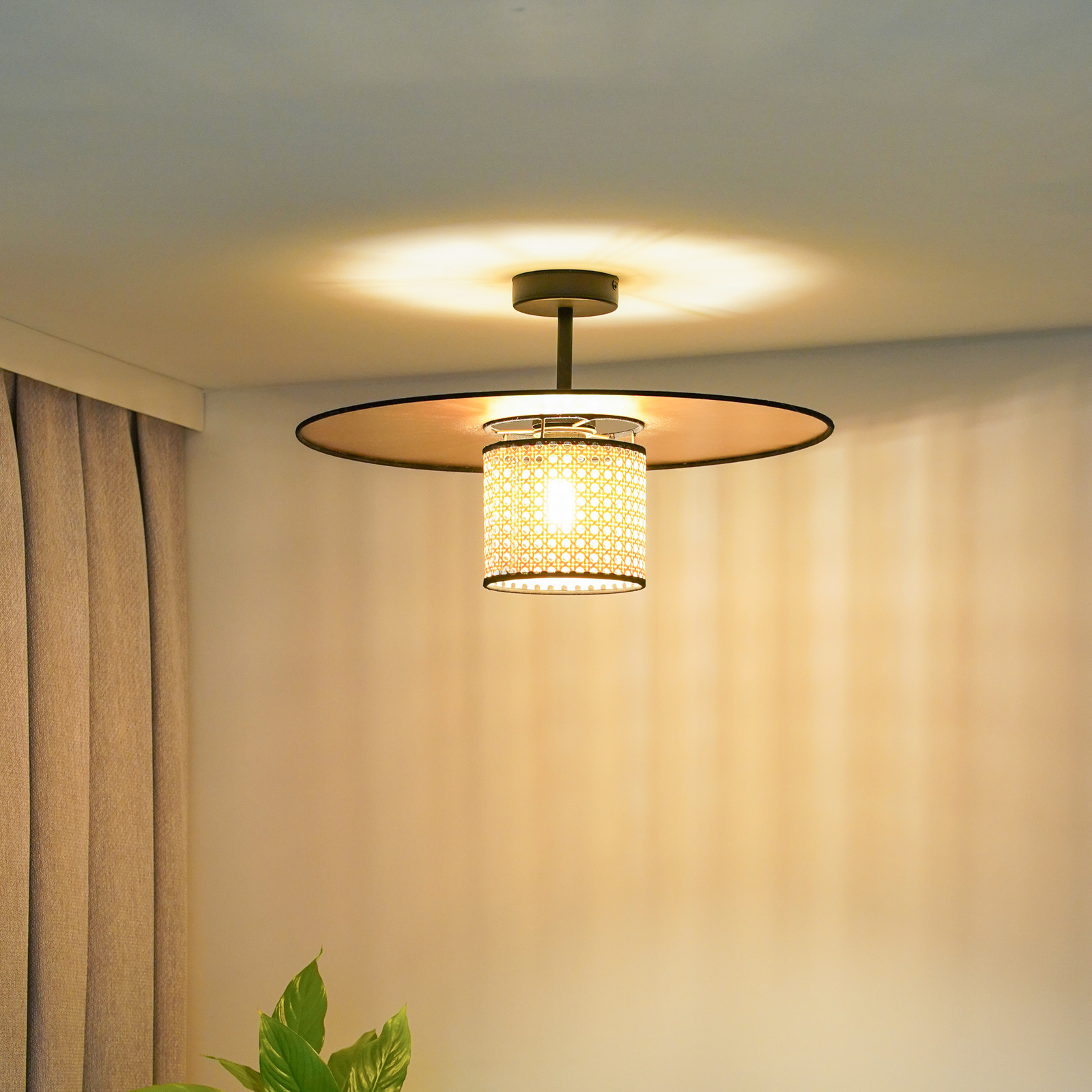Euluna Manila plafondlamp, goudkleurig, rotan, Ø 50 cm