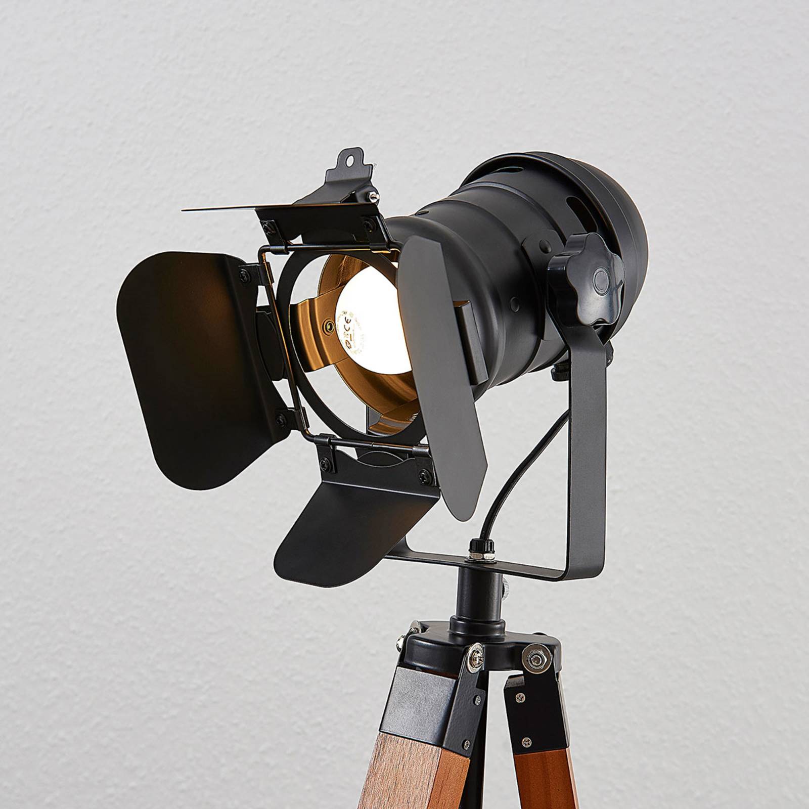 Drewniana lampa stojąca Hilma z trójnożną podstawą