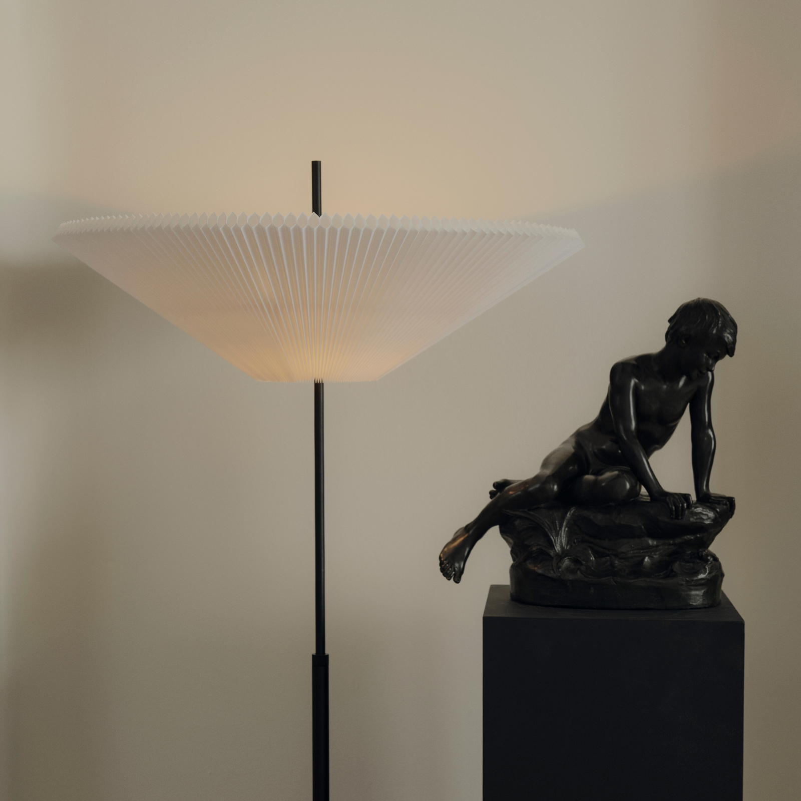 LED стояща лампа „Nebra“ от New Works, черно/бяло, 150 см, текстил LED стояща лампа „Nebra“ от New Works, черно/бяло, 150 см, текстил