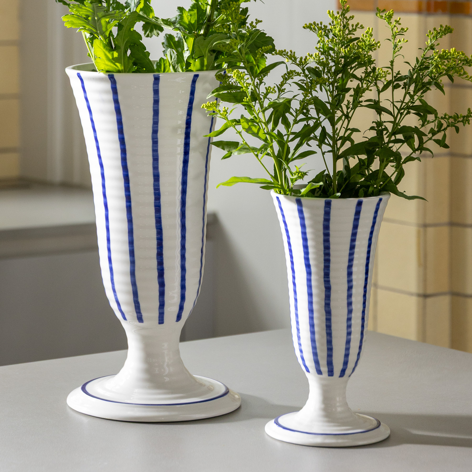 Anouk Lilium-vase, stor, blå/hvid, porcelæn – &Klevering