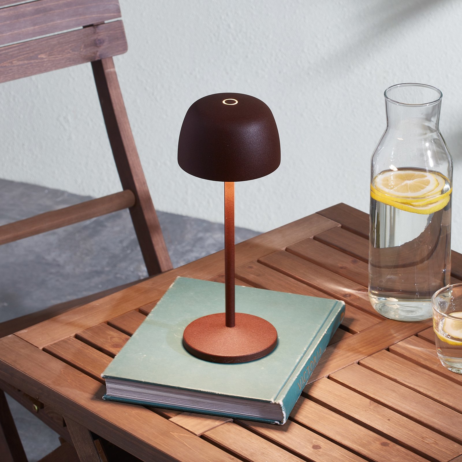 Akumulatorowa lampa stołowa LED Lindby Arietty, brązowy, aluminium, Ø 10,5