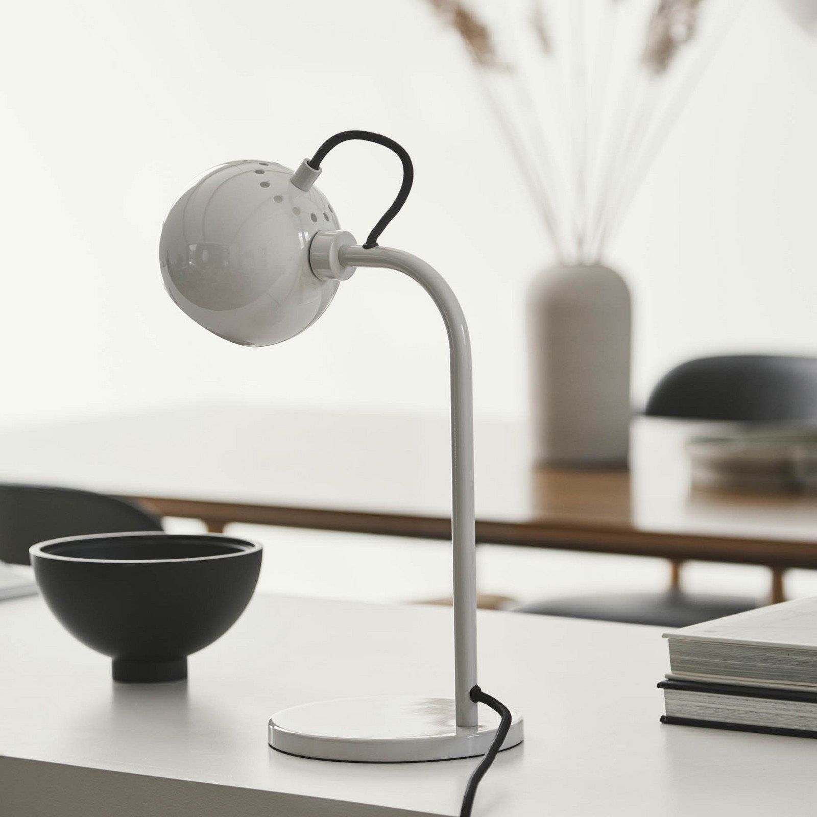 FRANDSEN Ball Lampă de masă simplă gri deschis - Camera de zi / sufragerie - design - Metal
