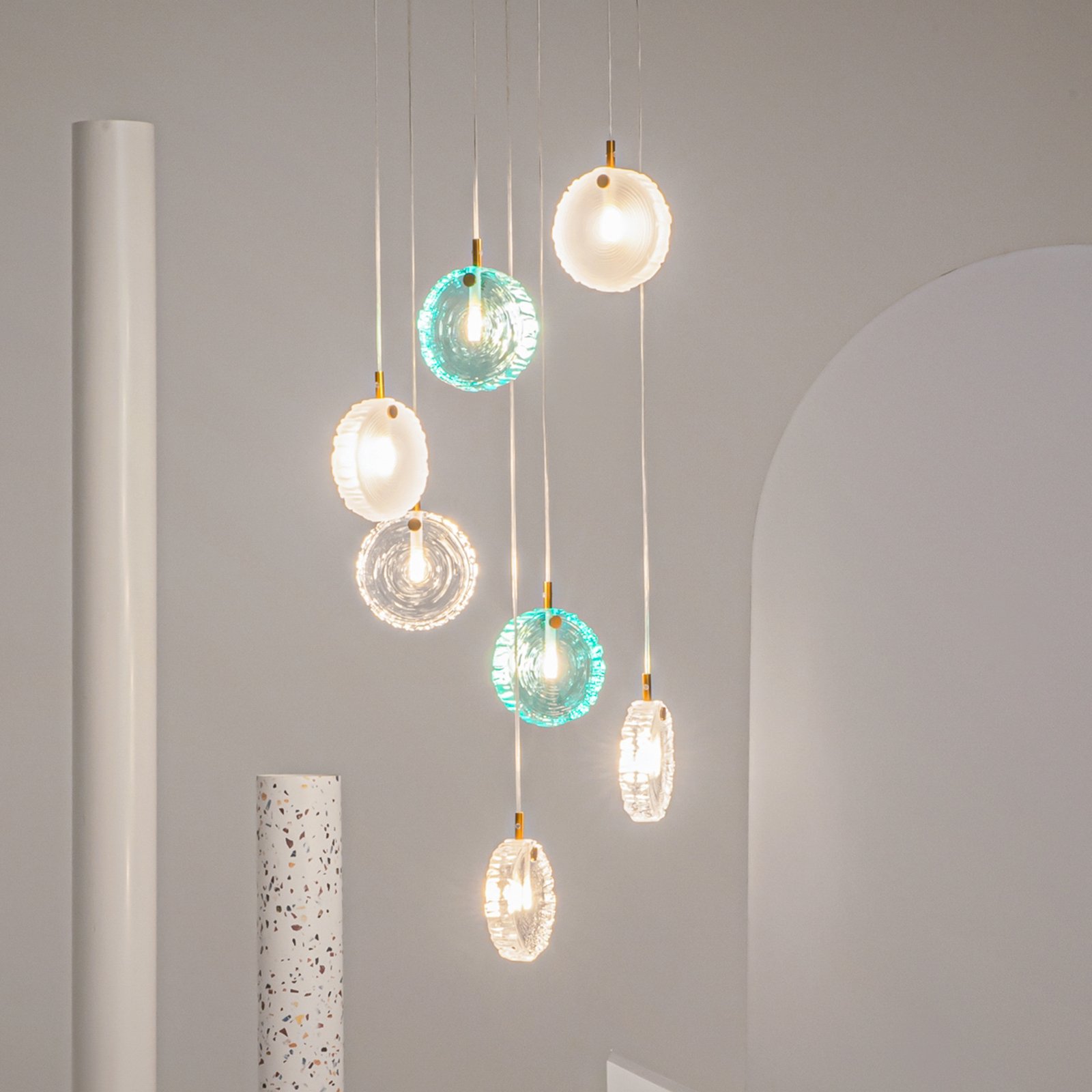 Maytoni Frozen pendant light, 7-bulb, coloured / brass, glass