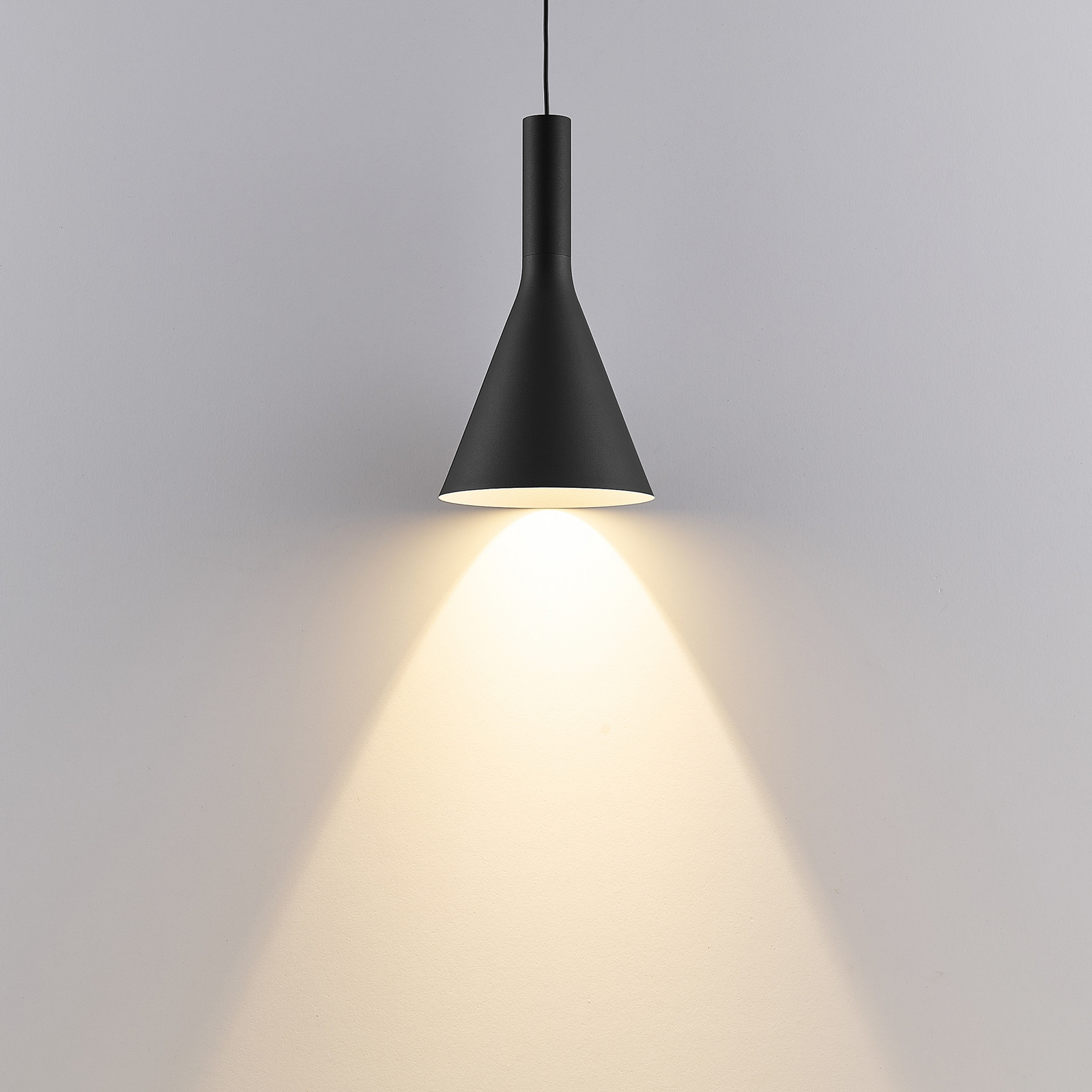 Suspension LED LORA I, noire, Ø 15 cm, à intensité variable, 40°, CCT