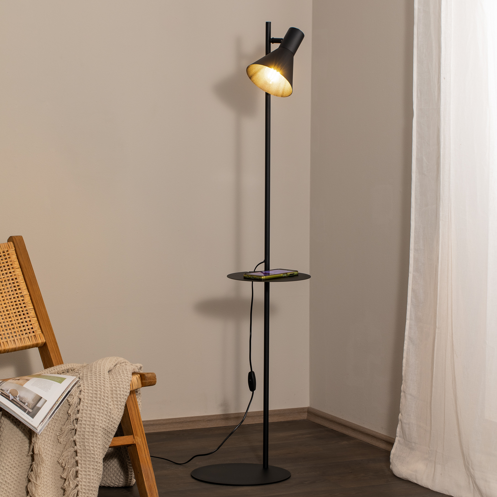 Podna lampa Jump, crna, podesiva, polica