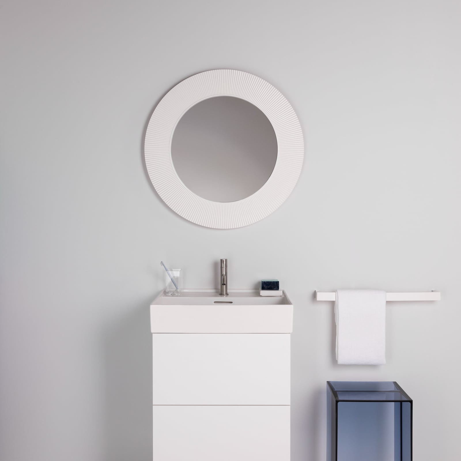All Saints wall mirror, white, Ø 78 cm - Kartell All Saints wall mirror, white, Ø 78 cm - Kartell