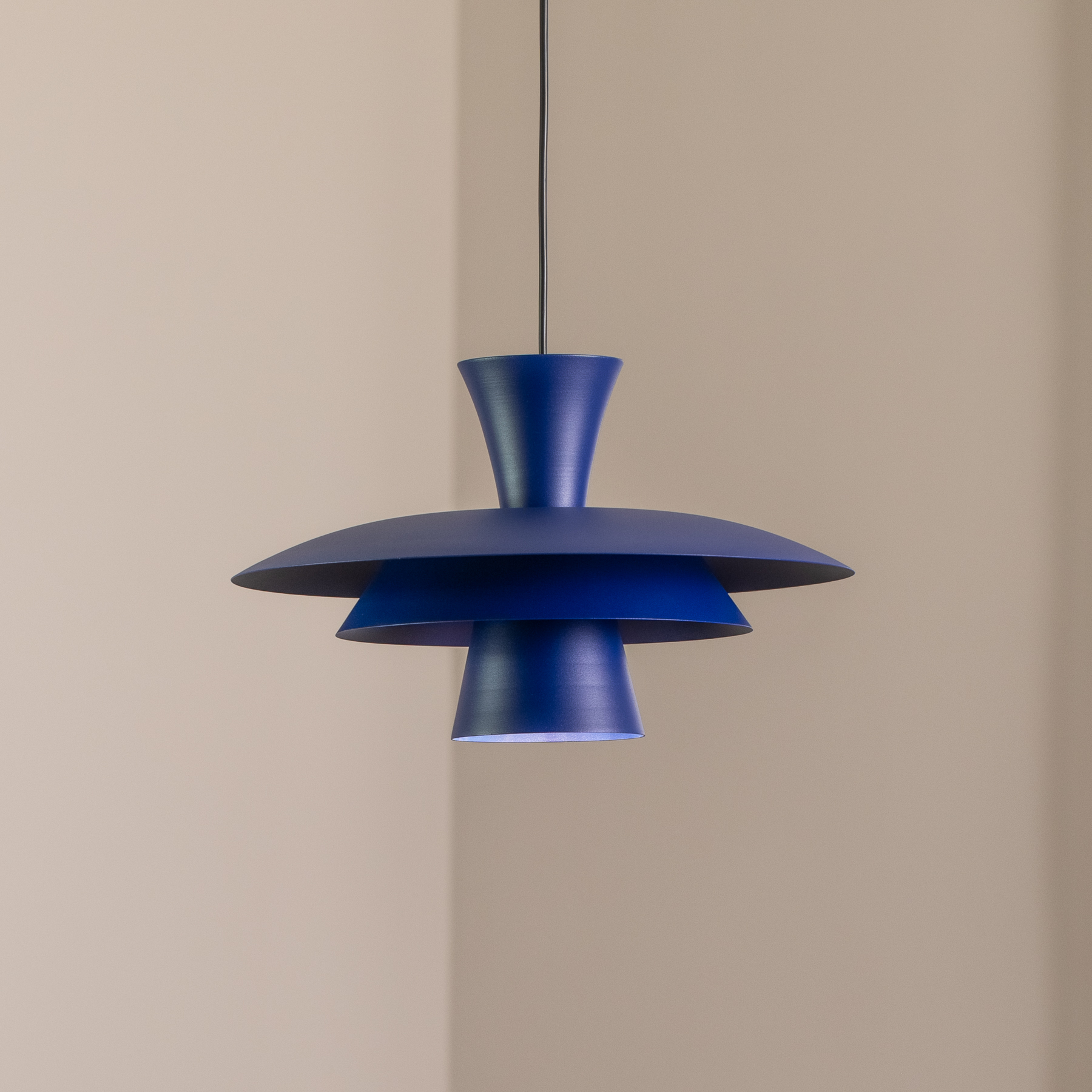 Lampă suspendată Plato, albastru închis, metal, Ø 38 cm, E27