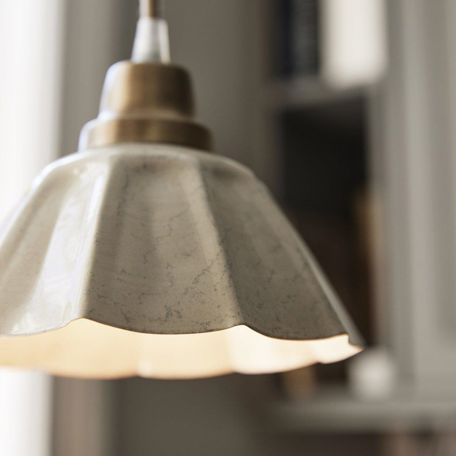 PR Home pendant light Ester, offwhite, Ø 17 cm, iron plug