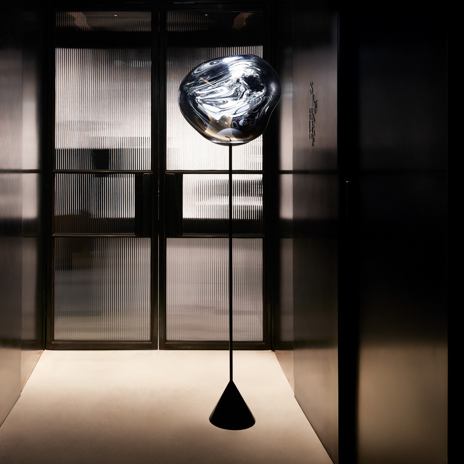 lampadar LED Tom Dixon Melt Cone Slim gri fumuriu 180 cm - Camera de zi / sufragerie - Design - cenușiu-fumuriu negru - Plastic