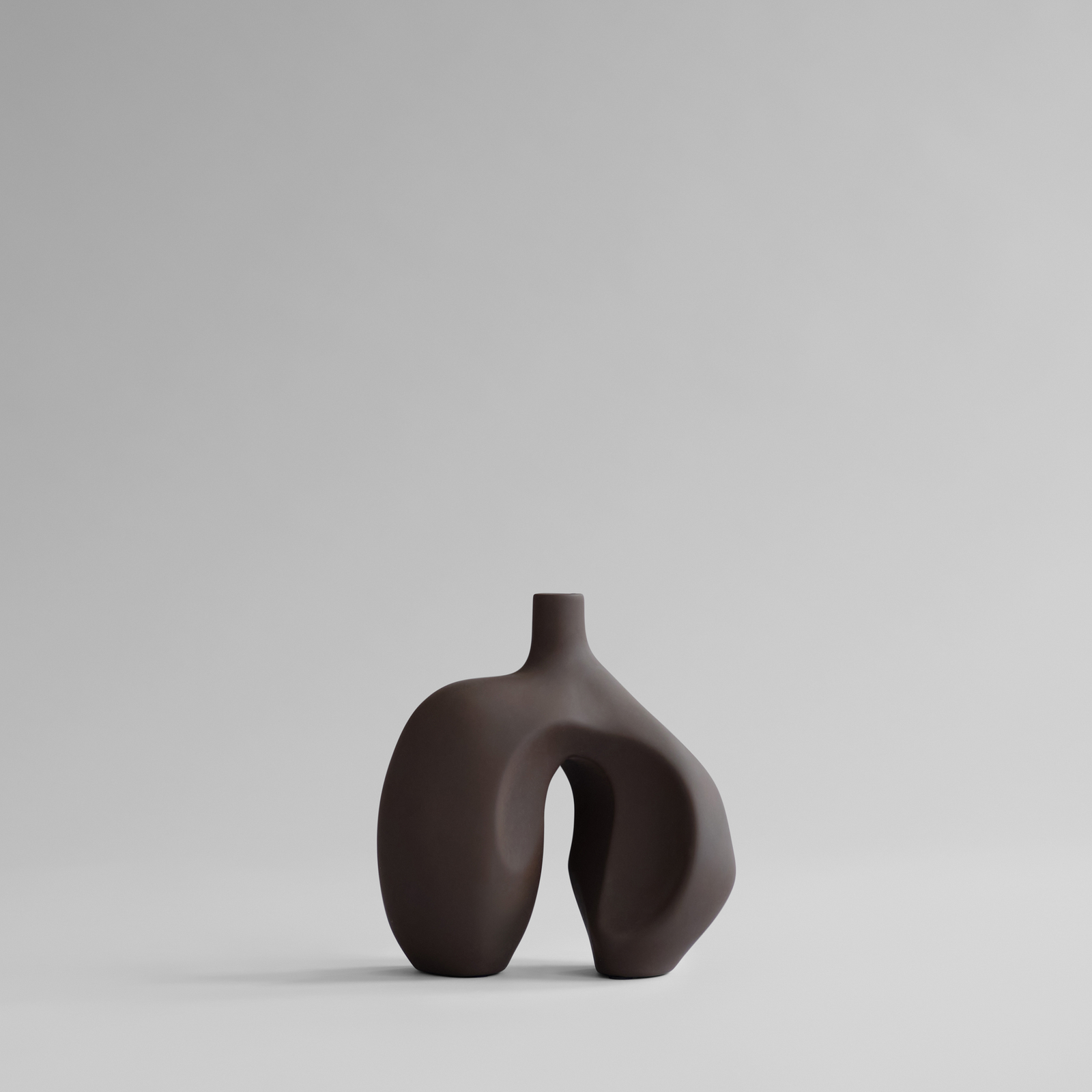 Ni Mini váza, čokoládová, výška 30 cm, keramika – 101 Copenhagen Ni Mini váza, čokoládová, výška 30 cm, keramika – 101 Copenhagen