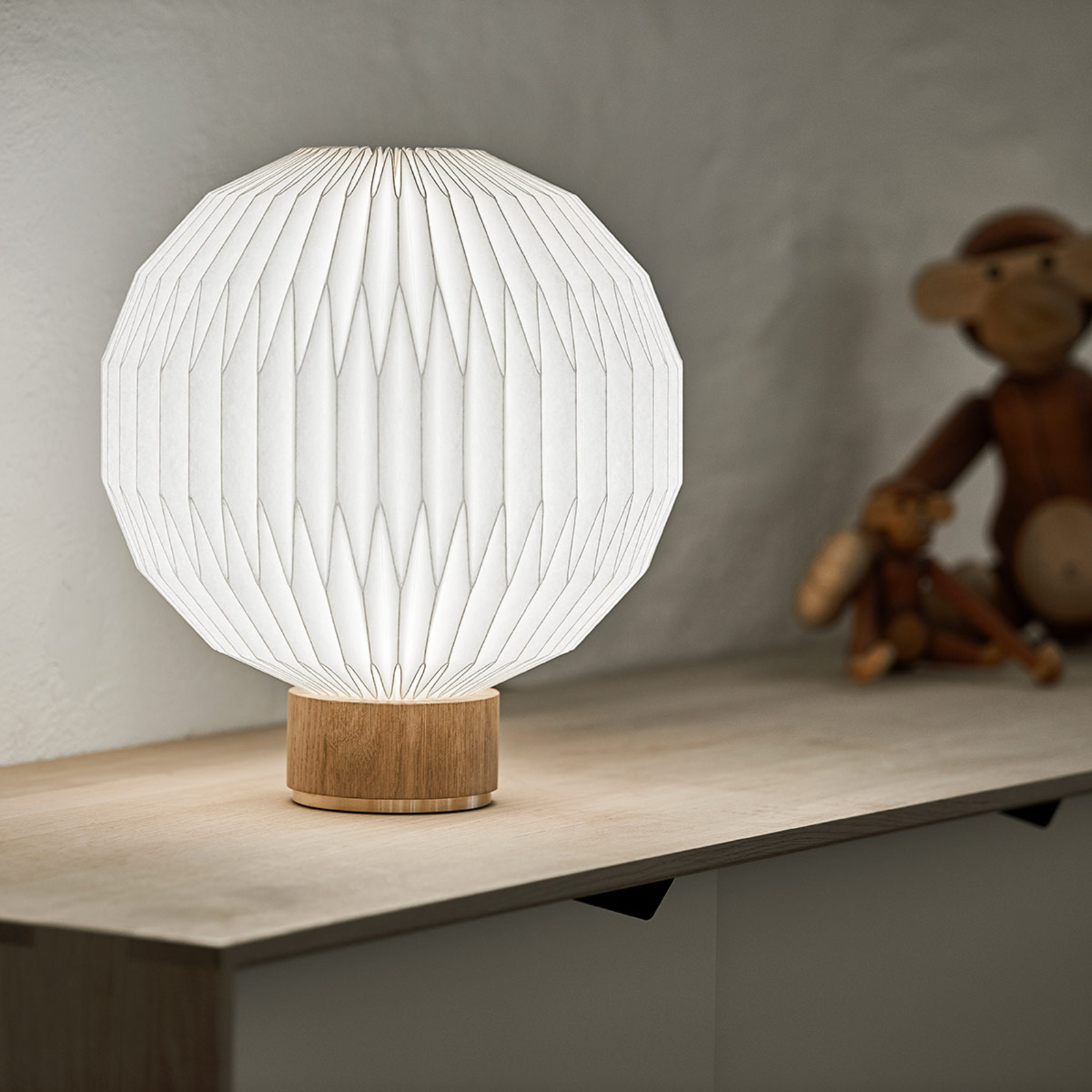 Lampada da tavolo LE KLINT 375 con paralume in plastica