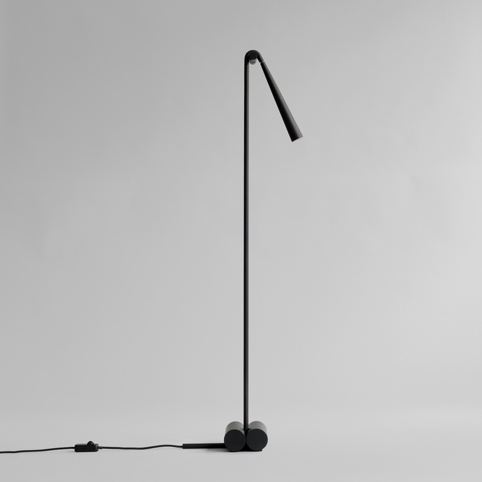 Candeeiro de pé SNAKE, preto Altura 130 cm Metal - 101 Copenhagen