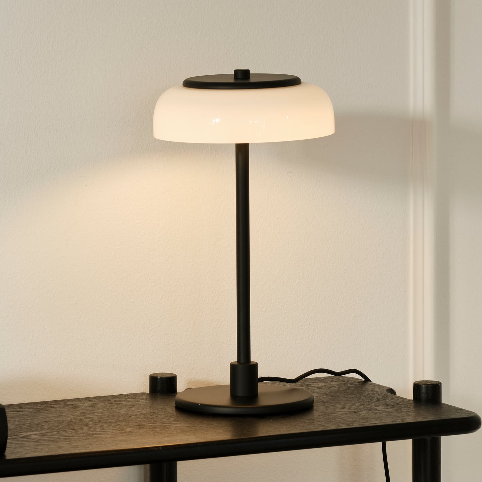 lampe de table LED Nuura Blossi, hauteur 31 cm, noir/opale