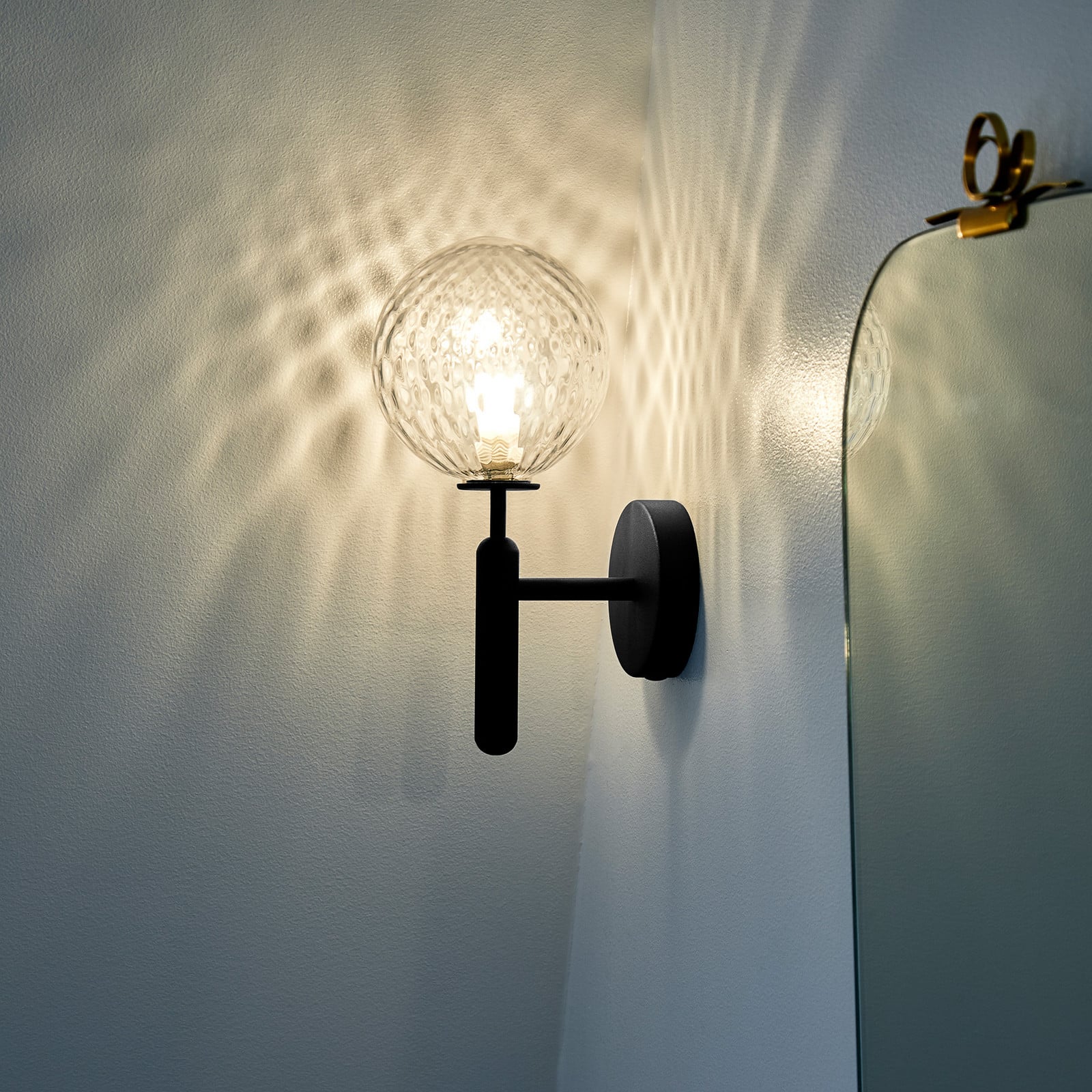 Miira Wandleuchte Rock Grey/Optic Clear Miira Wall Nuura Aps - Wohnzimmer - Design - Metall - Kugel