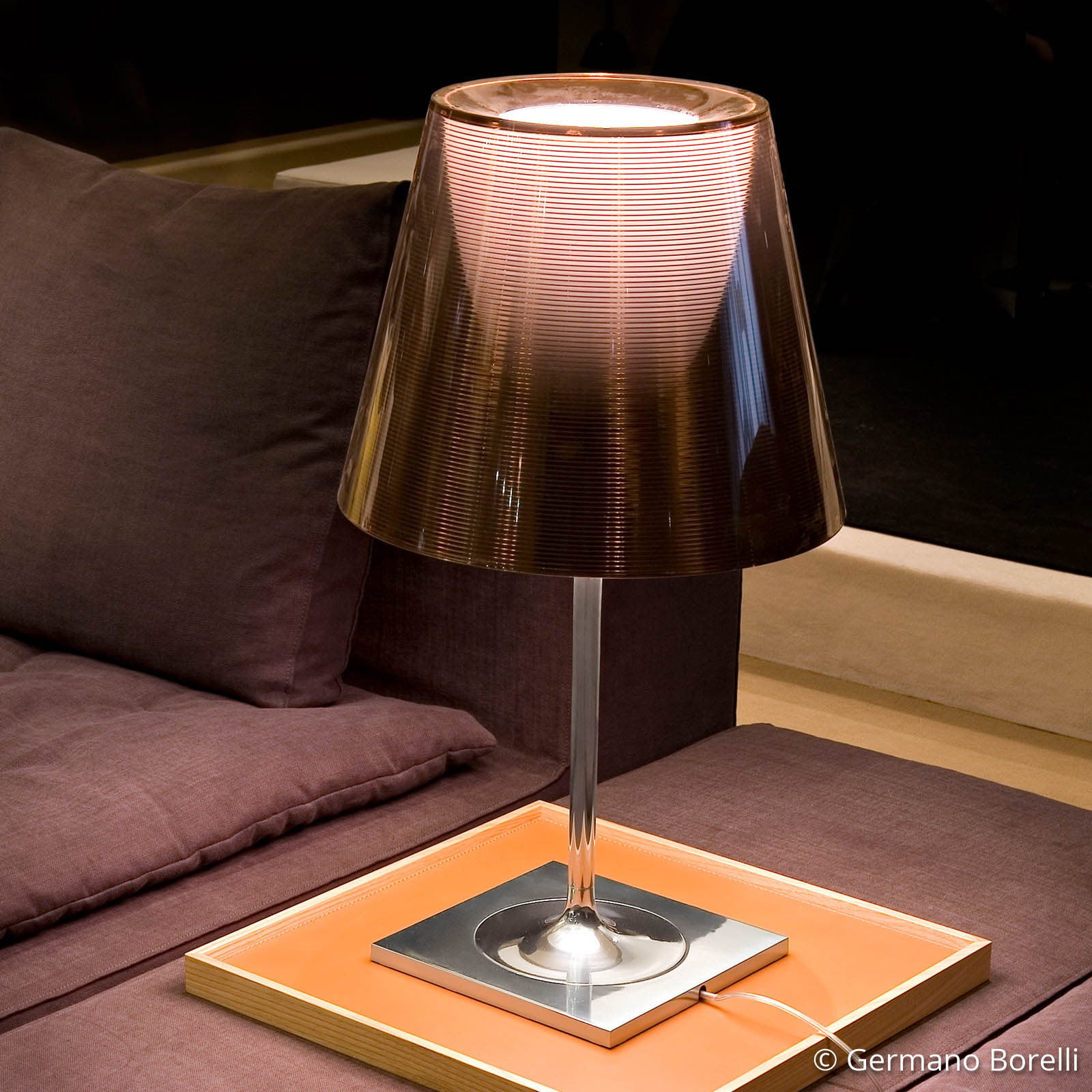KTribe T1 Tischleuchte Smoke FLOS - Wohnzimmer - Design - Kunststoff - Mit Schirm