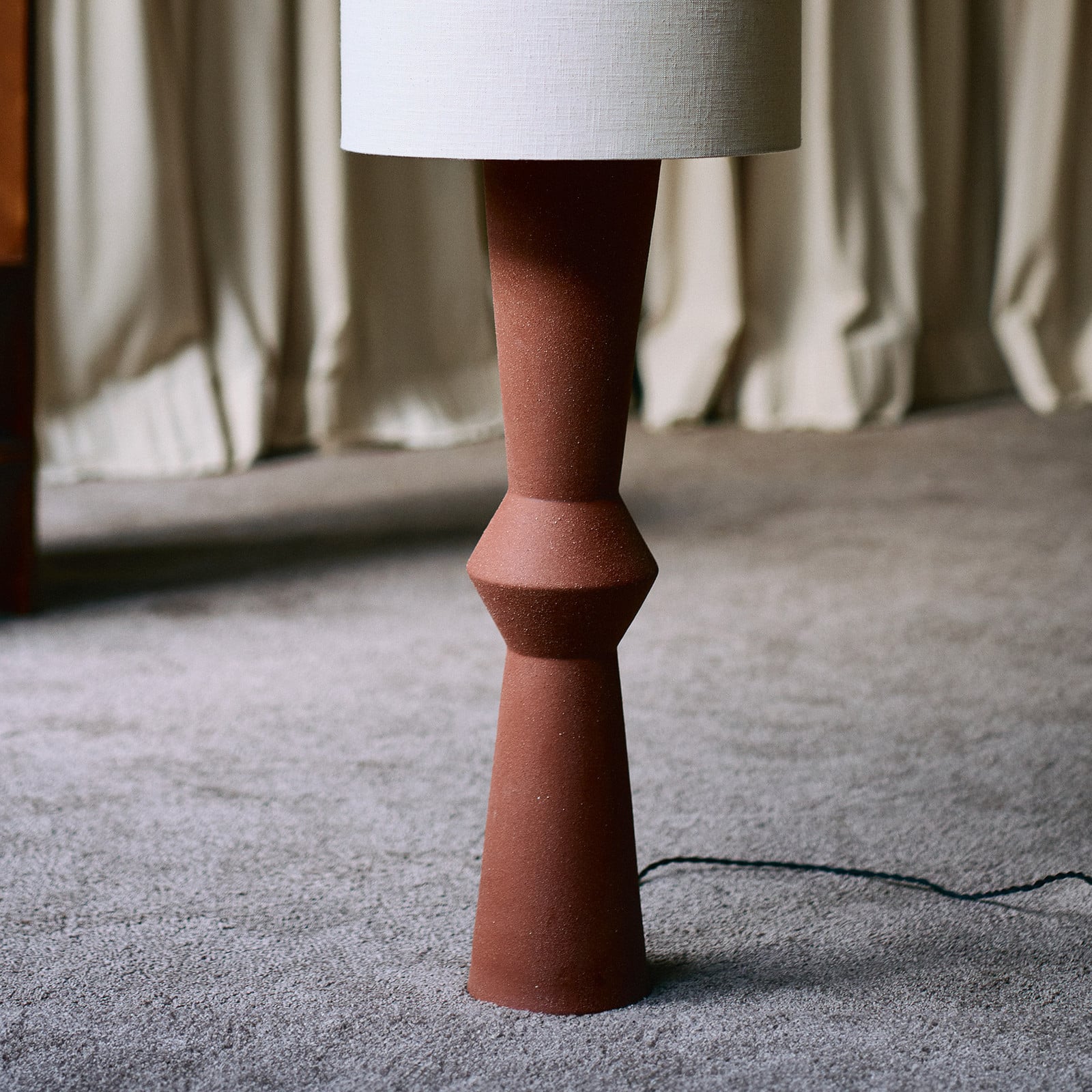 RED BROWN BEIGE MARIE-ANN gulvlampe, terrakotta, lin, E27 – Serax - Stue - Design - Keramikk - Med en lyskilde