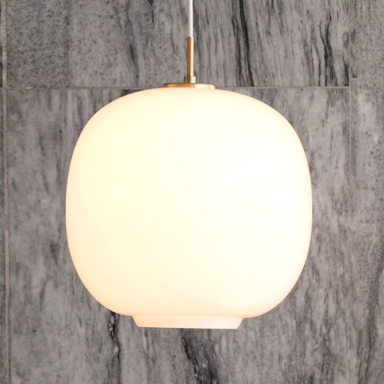 VL45 Radiohus Závěsné Svítidlo Ø250 V3 Mosaz/Glossy White Opál - Louis Poulsen