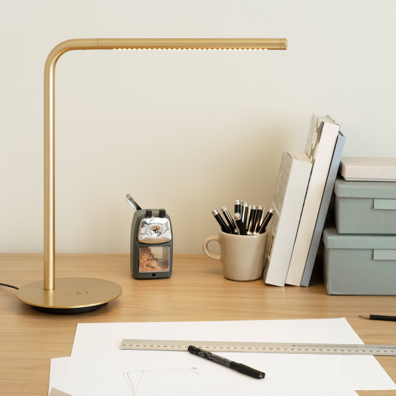 UMAGE Omni Table -LED-pöytälamppu himmentimellä