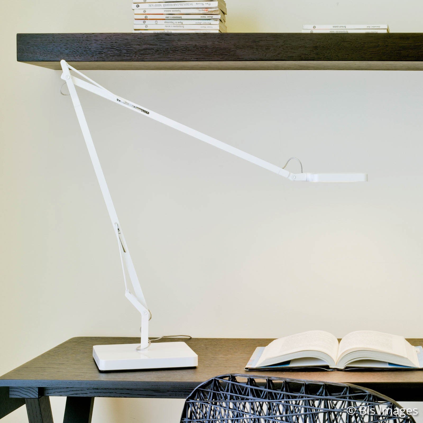 FLOS Kelvin LED stolní lampa v bílé barvě