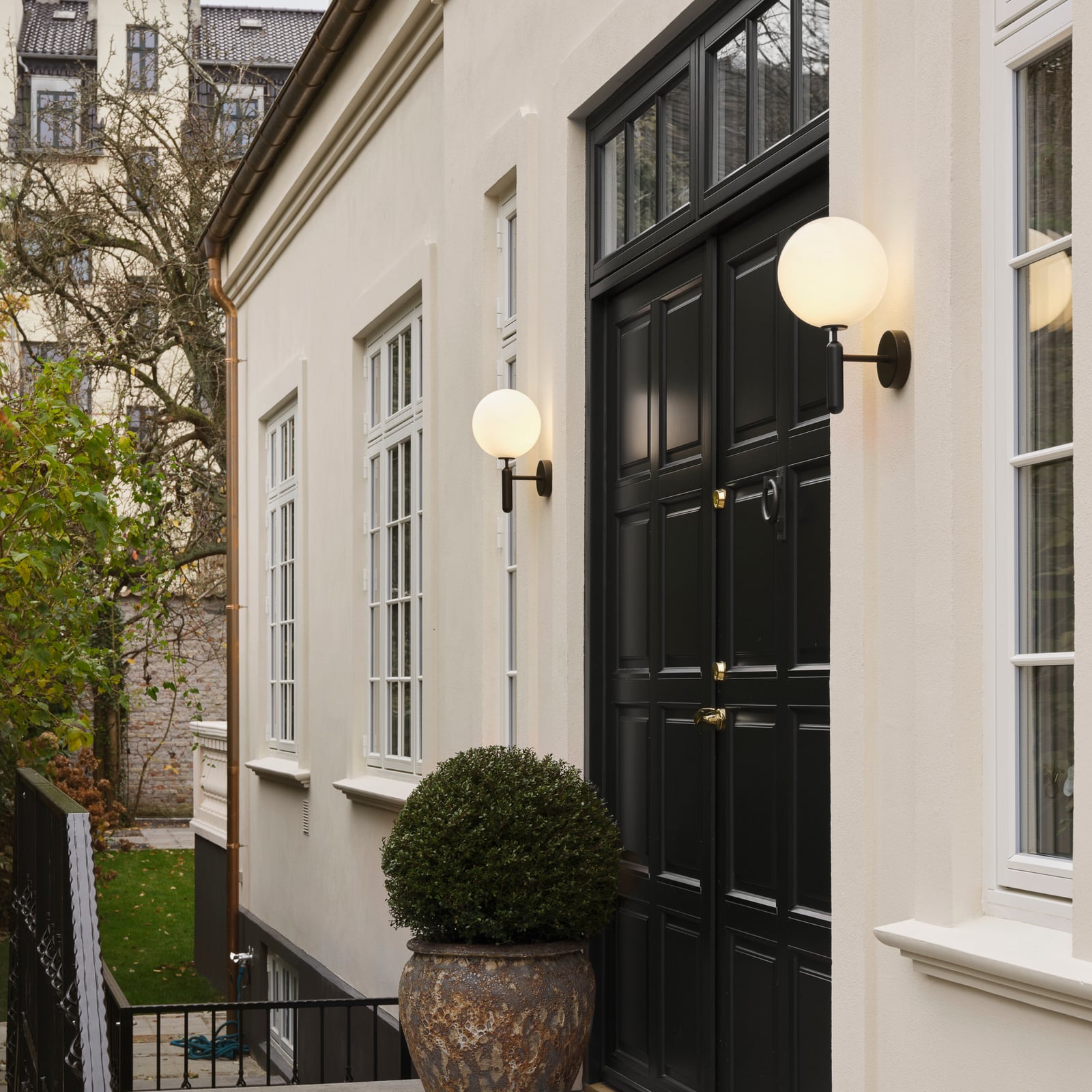 Nuura Външна стенна лампа Miira, Ø 20 cm, черна/опал