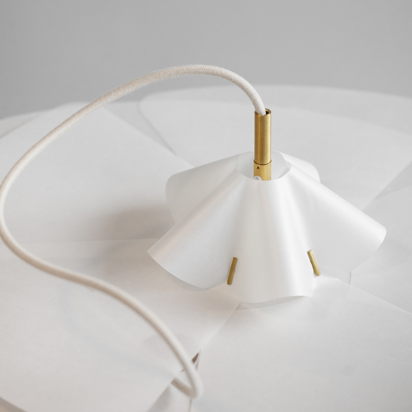 Sinuate lógó lámpa, sárgaréz/fehér, Ø75 cm, E27, papír – Moebe Sinuate lógó lámpa, sárgaréz/fehér, Ø75 cm, E27, papír – Moebe